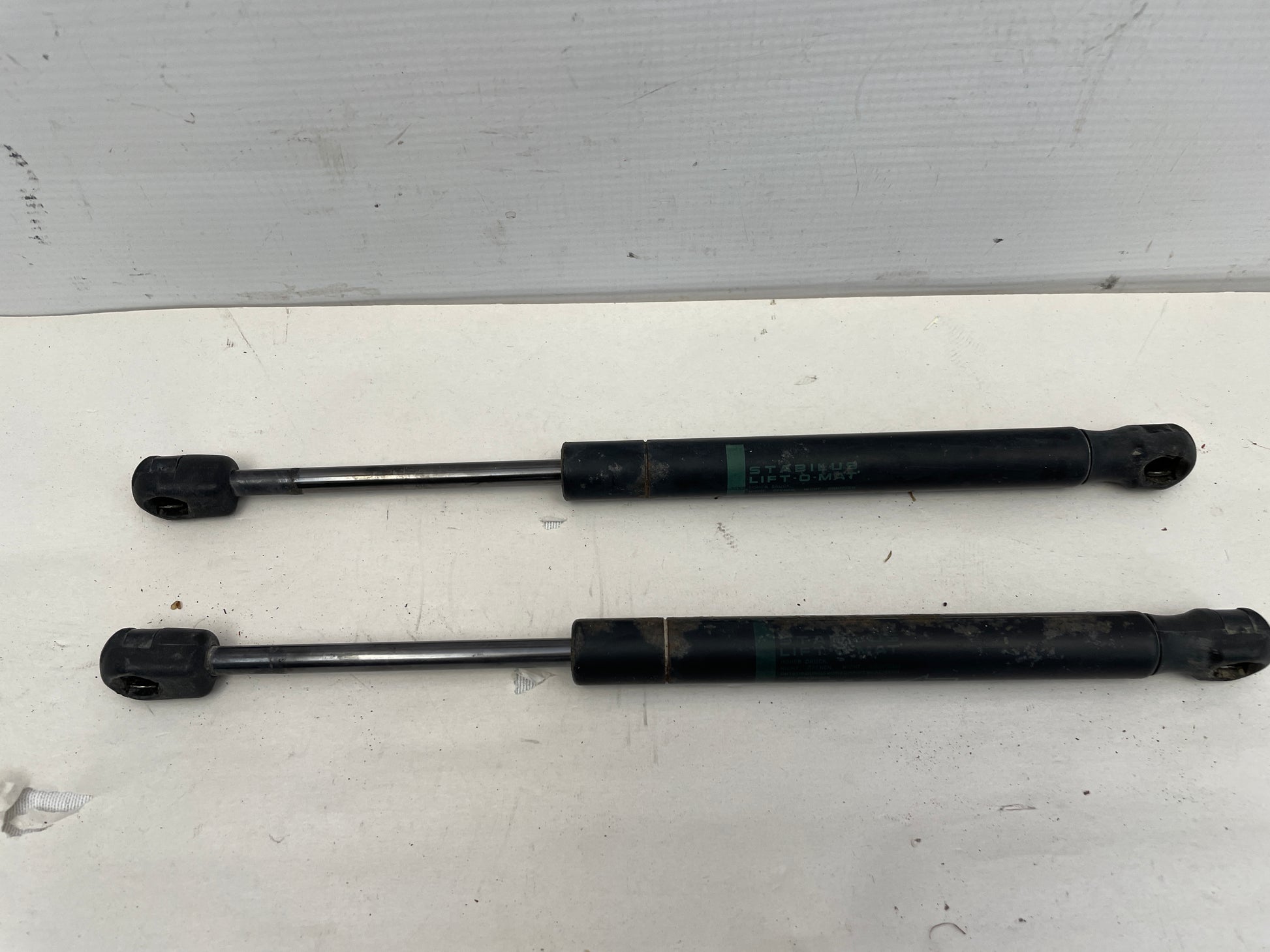 2009 Pontiac G8 GT RH & LH Trunk Lift Support Strut OEM - Day's Parts Yard