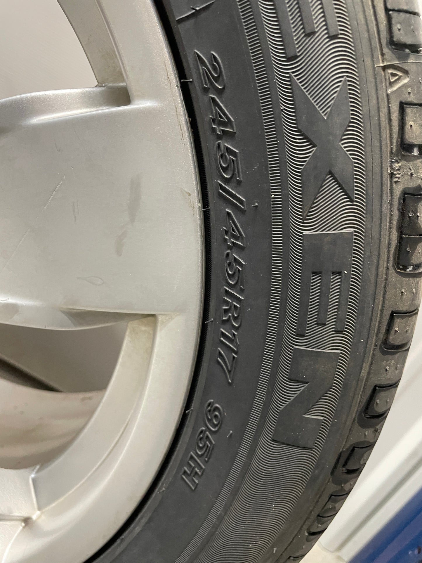 2004 Pontiac GTO Wheels and Tires 17X8 OEM