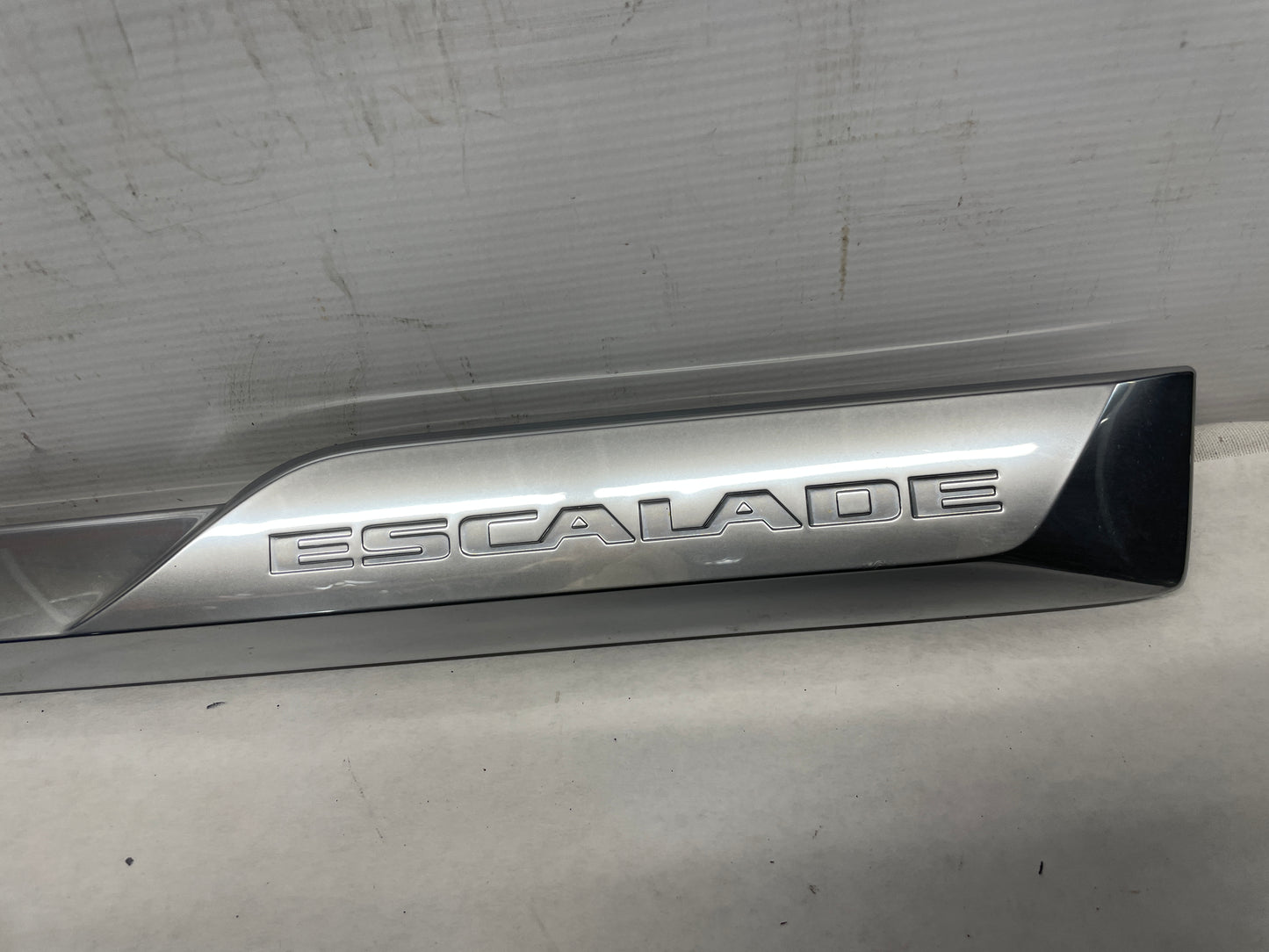 2018 Cadillac Escalade RH Passenger Front Door Molding Trim OEM - Day's Parts Yard