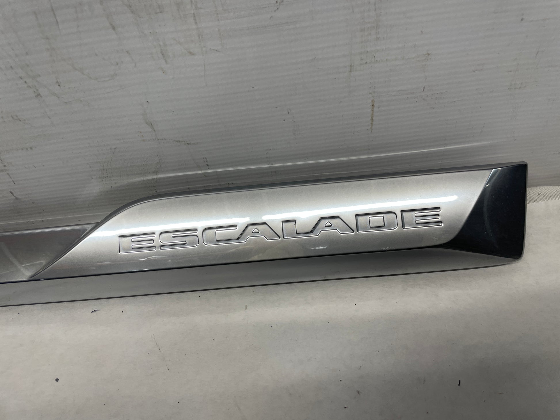 2018 Cadillac Escalade RH Passenger Front Door Molding Trim OEM - Day's Parts Yard