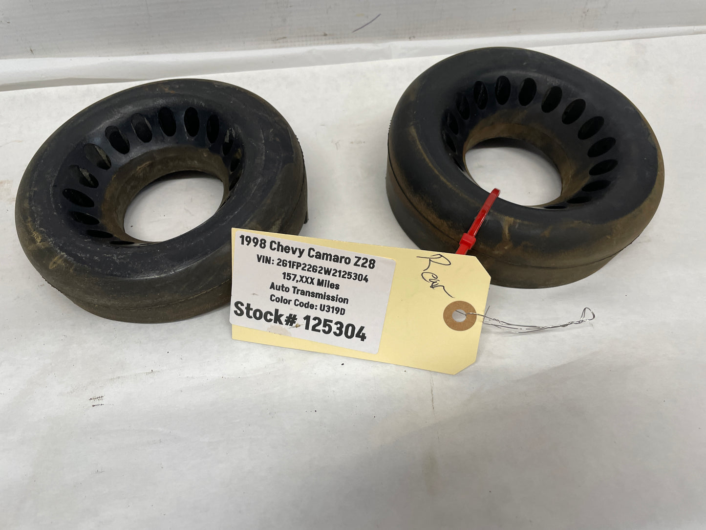 1998 Chevy Camaro Z28 Rear Suspension Coil Spring Rubber Insulators Isolators OEM - Day's Parts Yard
