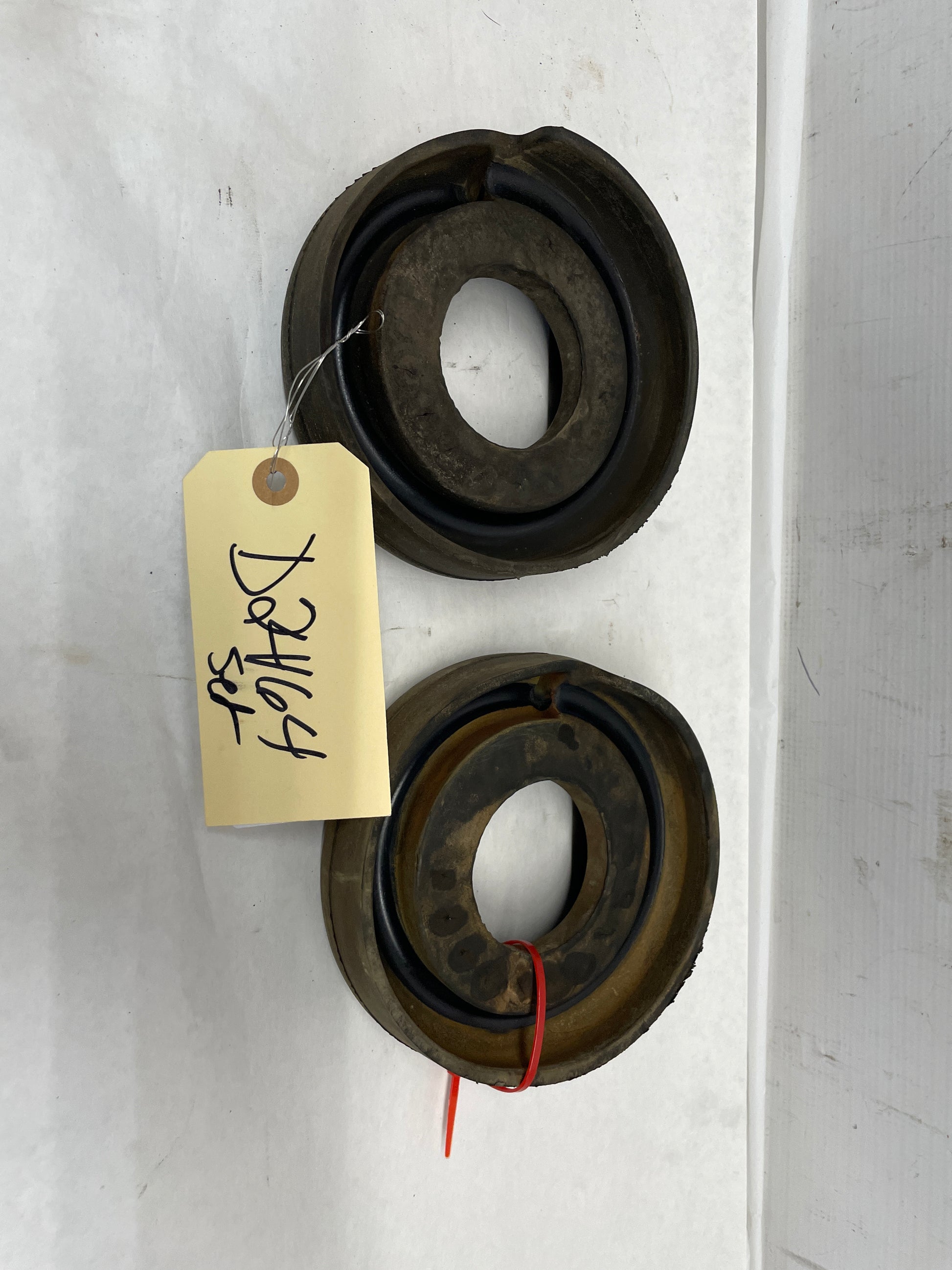 1998 Chevy Camaro Z28 Rear Suspension Coil Spring Rubber Insulators Isolators OEM - Day's Parts Yard