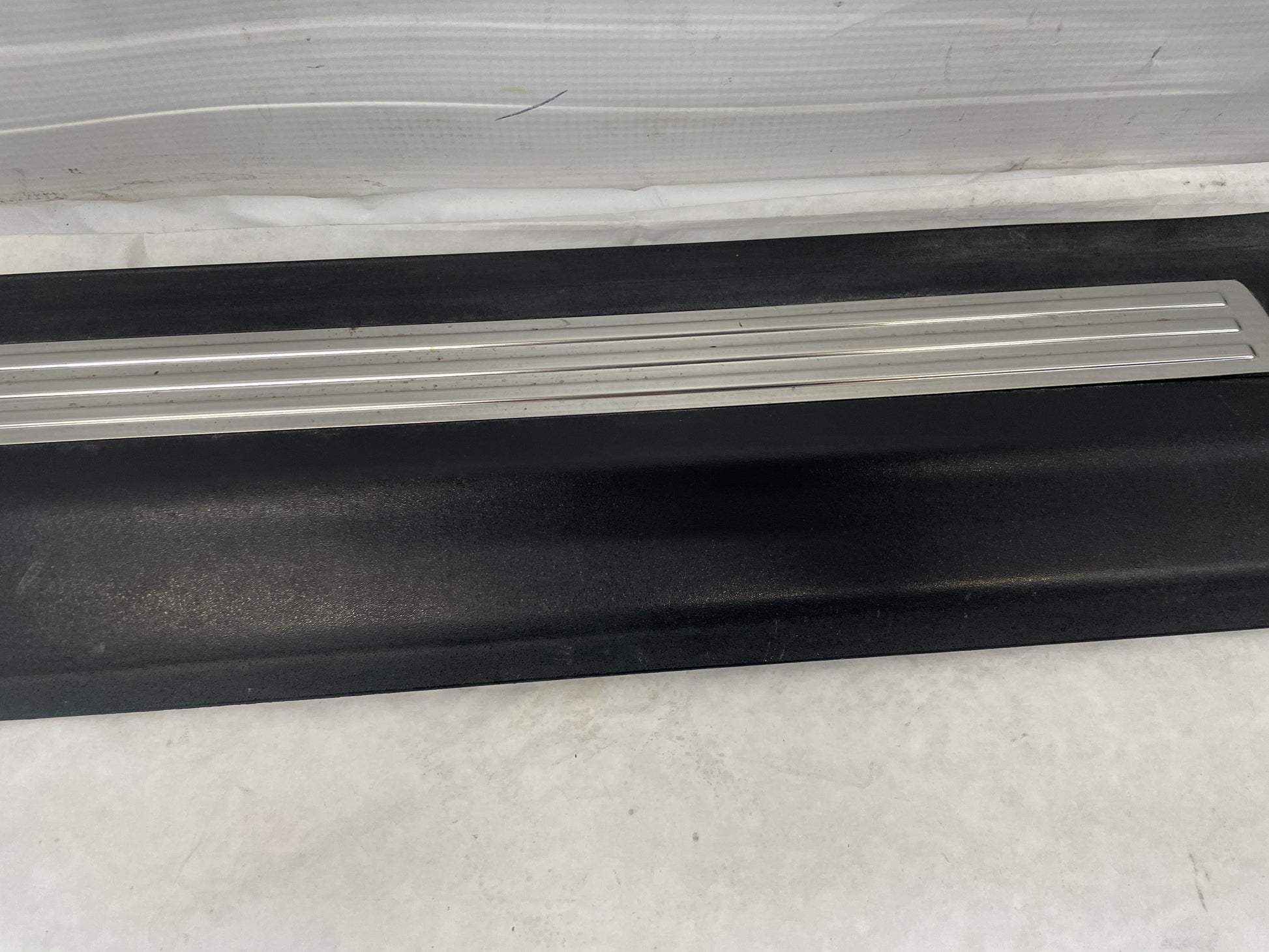 2009 Pontiac G8 GT LH Driver Front Door Sill Kick Panel / Scuff Plate OEM - Day's Parts Yard