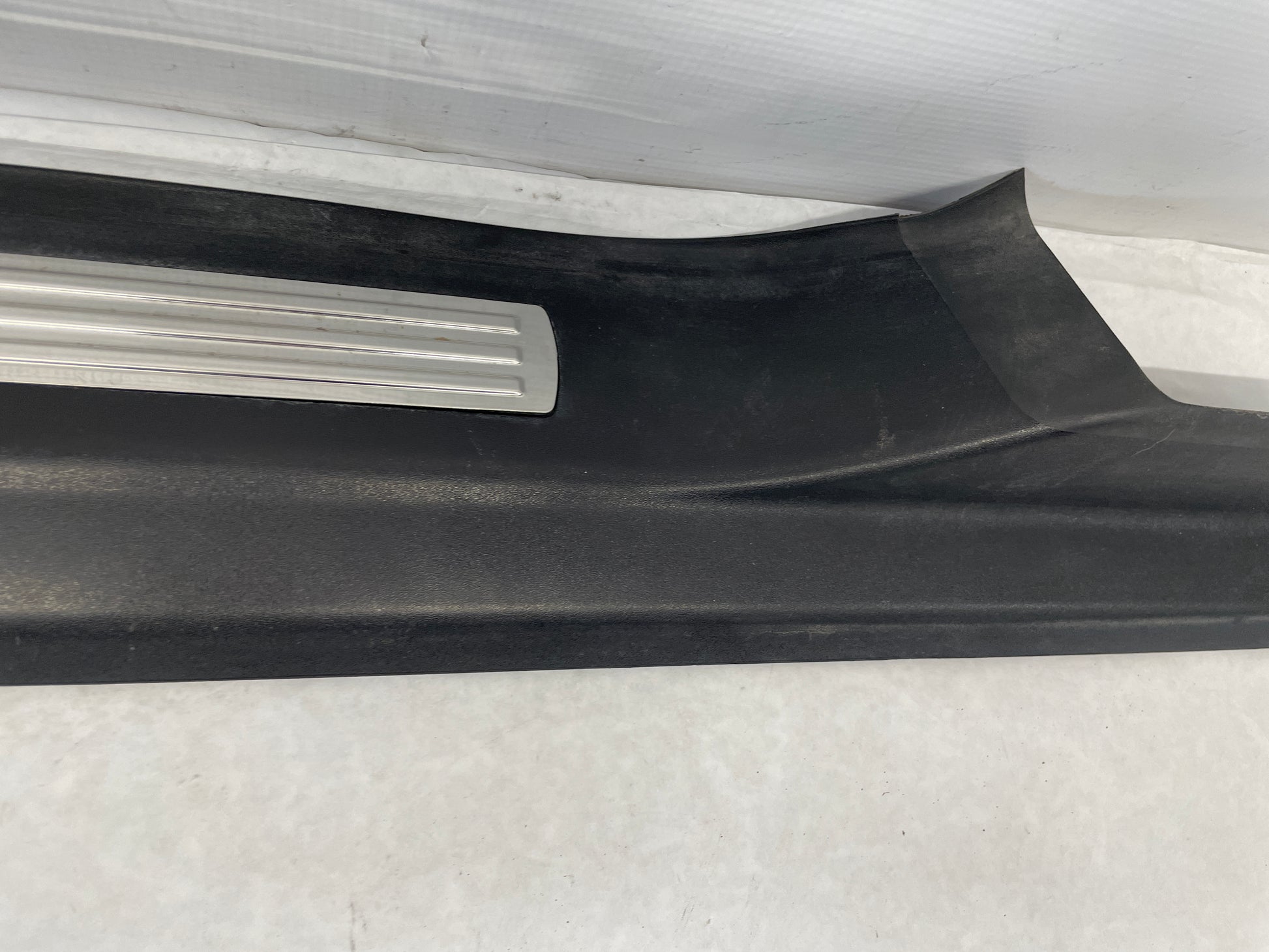 2009 Pontiac G8 GT LH Driver Front Door Sill Kick Panel / Scuff Plate OEM - Day's Parts Yard