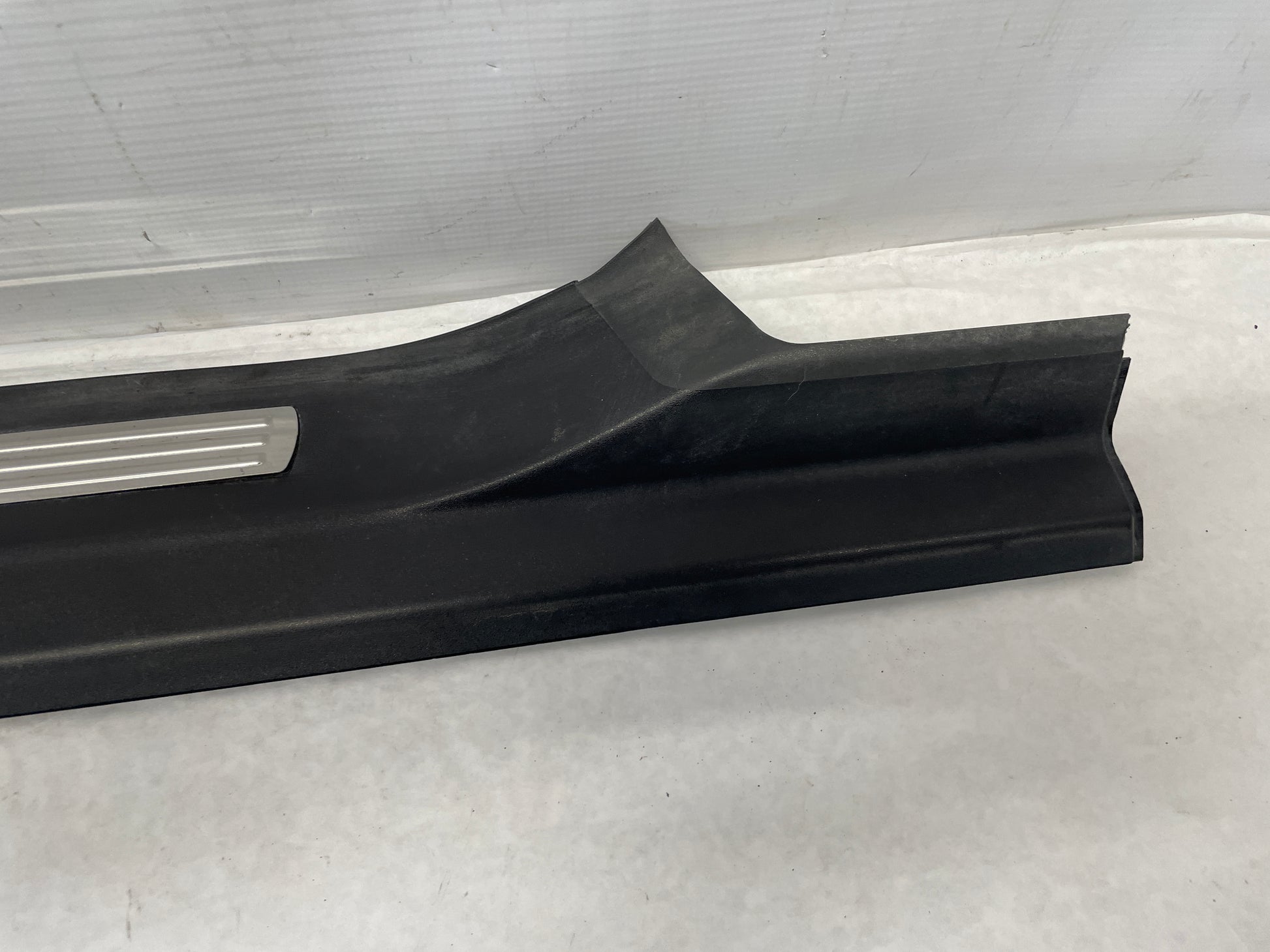 2009 Pontiac G8 GT LH Driver Front Door Sill Kick Panel / Scuff Plate OEM - Day's Parts Yard