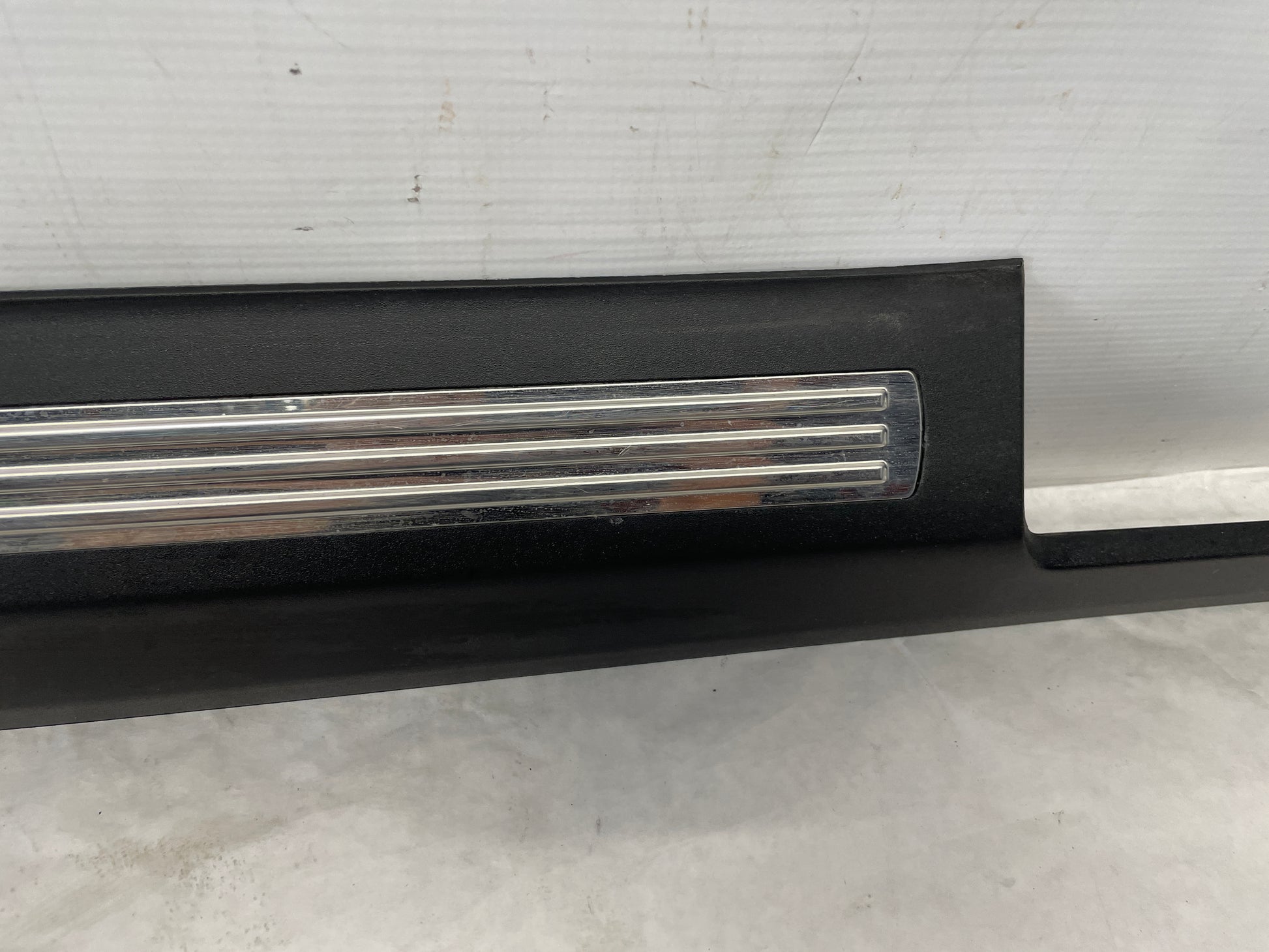 2009 Pontiac G8 GTRH Passenger Front Door Sill Kick Panel / Scuff Plate OEM - Day's Parts Yard