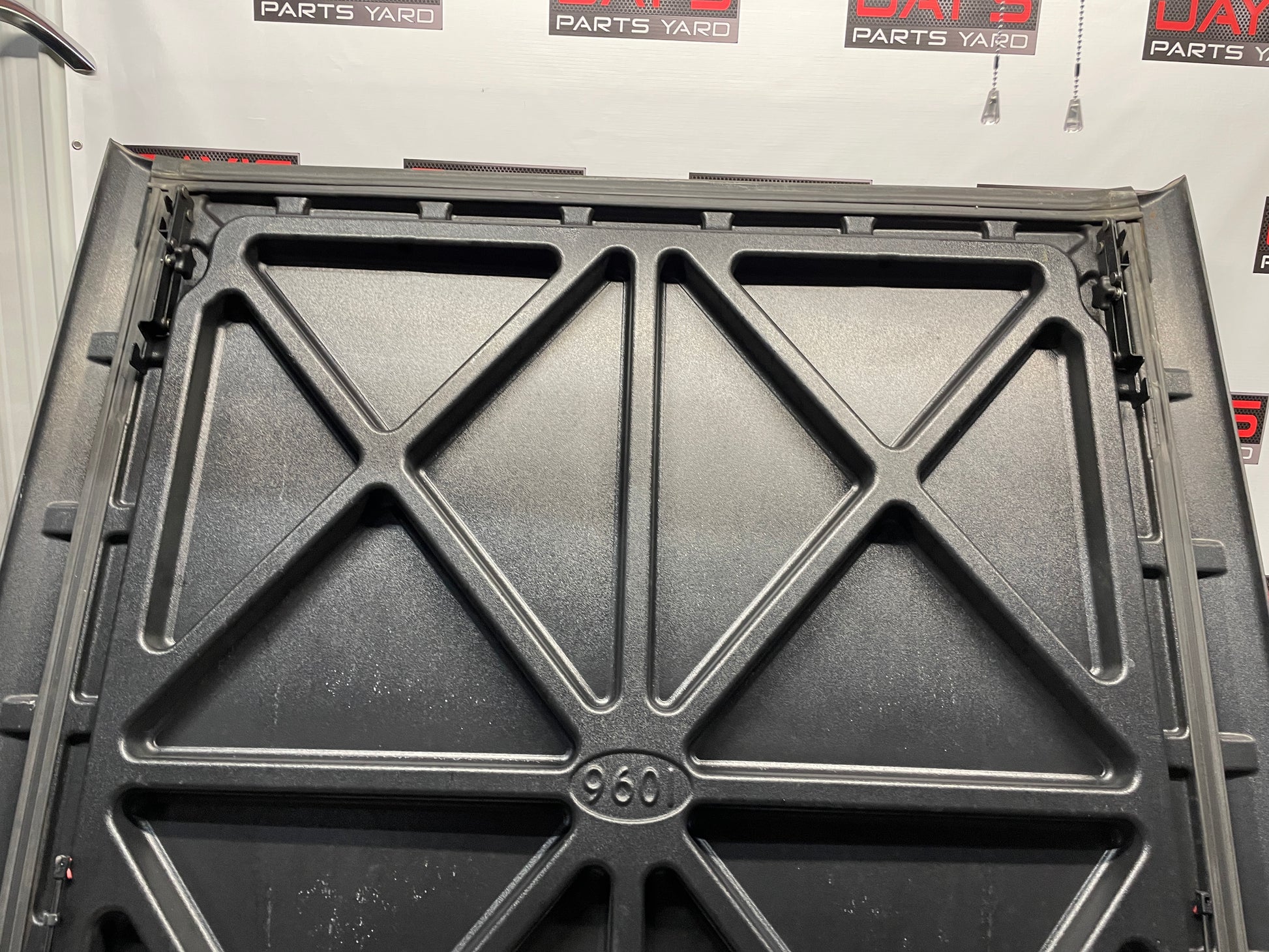 2009 GMC Sierra 2500HD SLT Tonneau Hard Cover w/ Hardware OEM LOCAL PICK UP - Day's Parts Yard