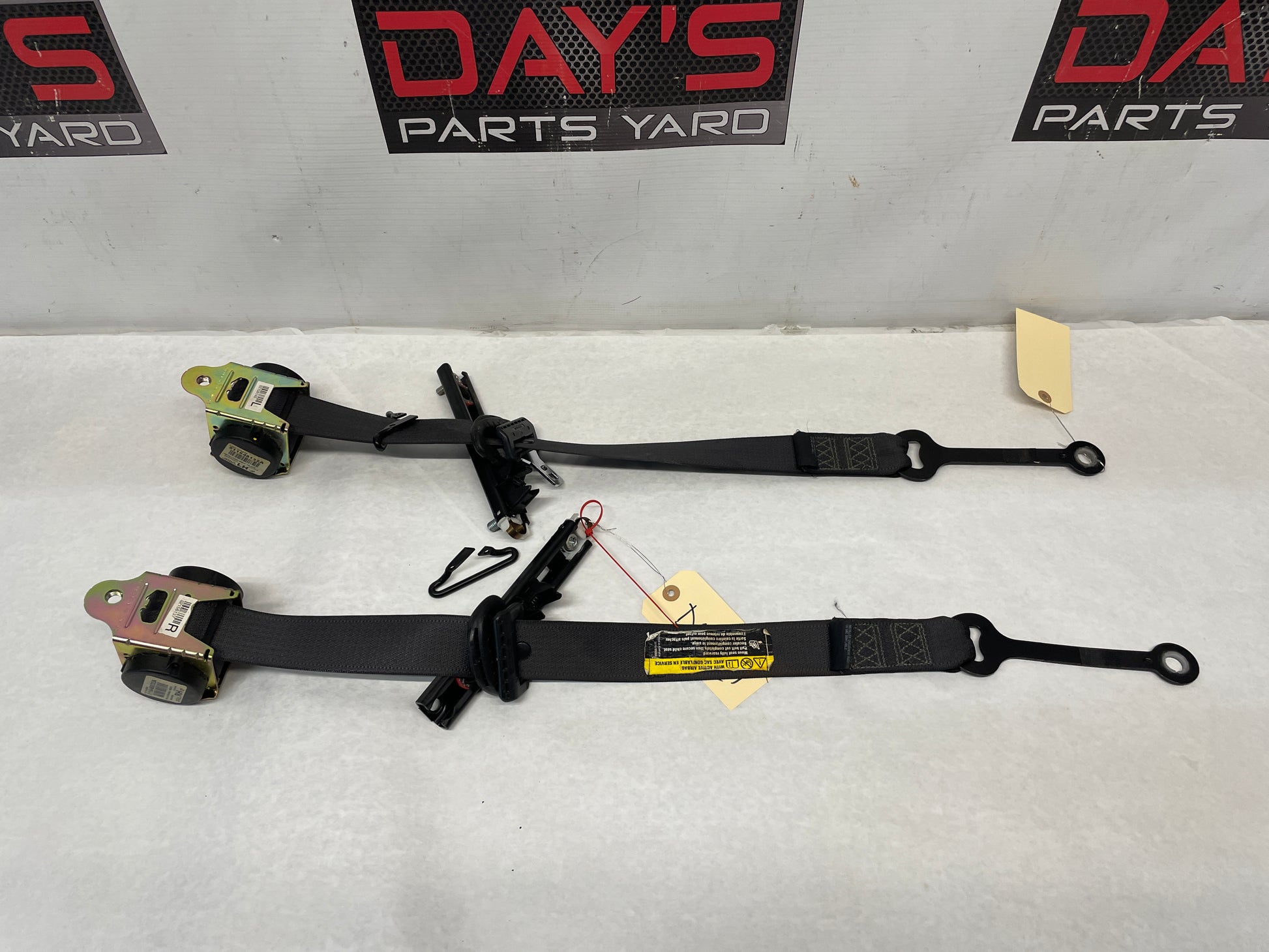 2006 Pontiac GTO RH & LH Front Seatbelt Retractors Set OEM - Day's Parts Yard