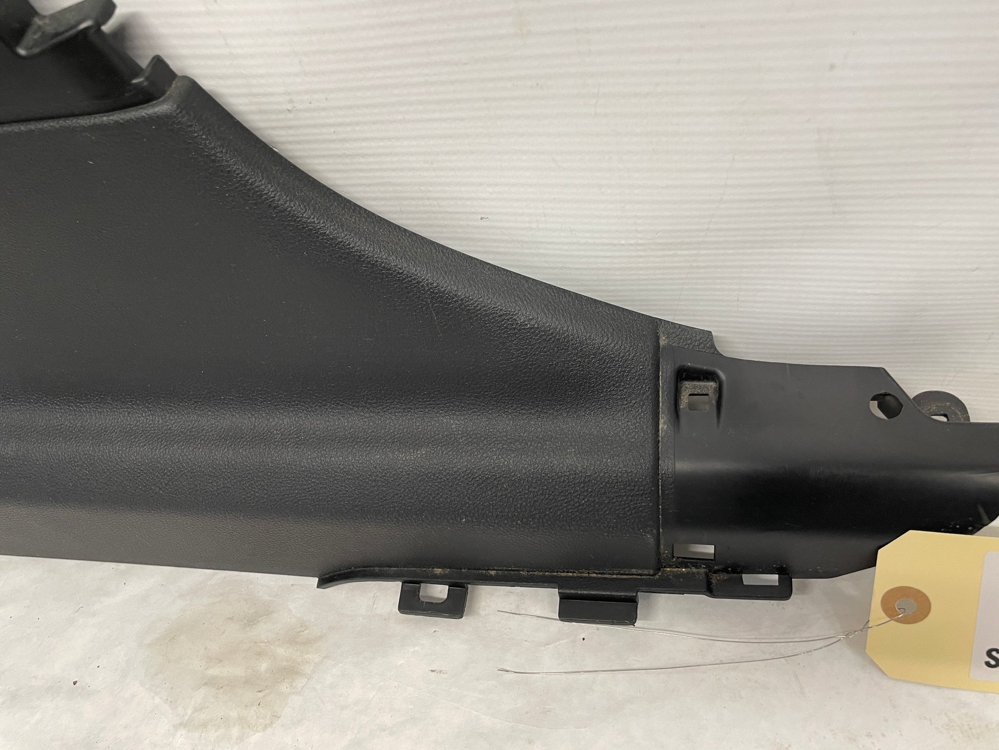2009 Pontiac G8 GT RH & LH Lower B Pillar Carpet Retainer Trim Panel OEM - Day's Parts Yard