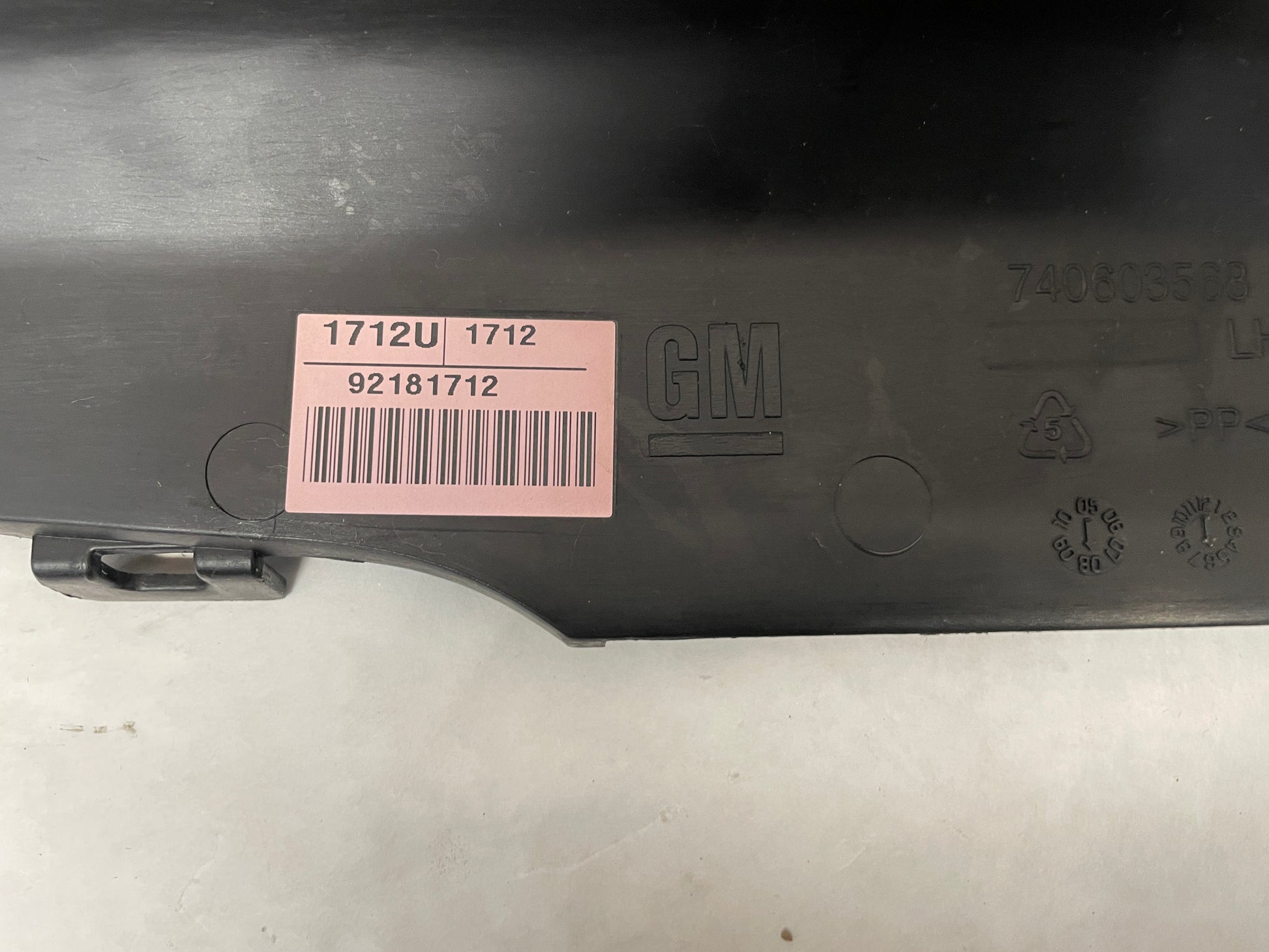 2009 Pontiac G8 GT RH & LH Lower B Pillar Carpet Retainer Trim Panel OEM - Day's Parts Yard