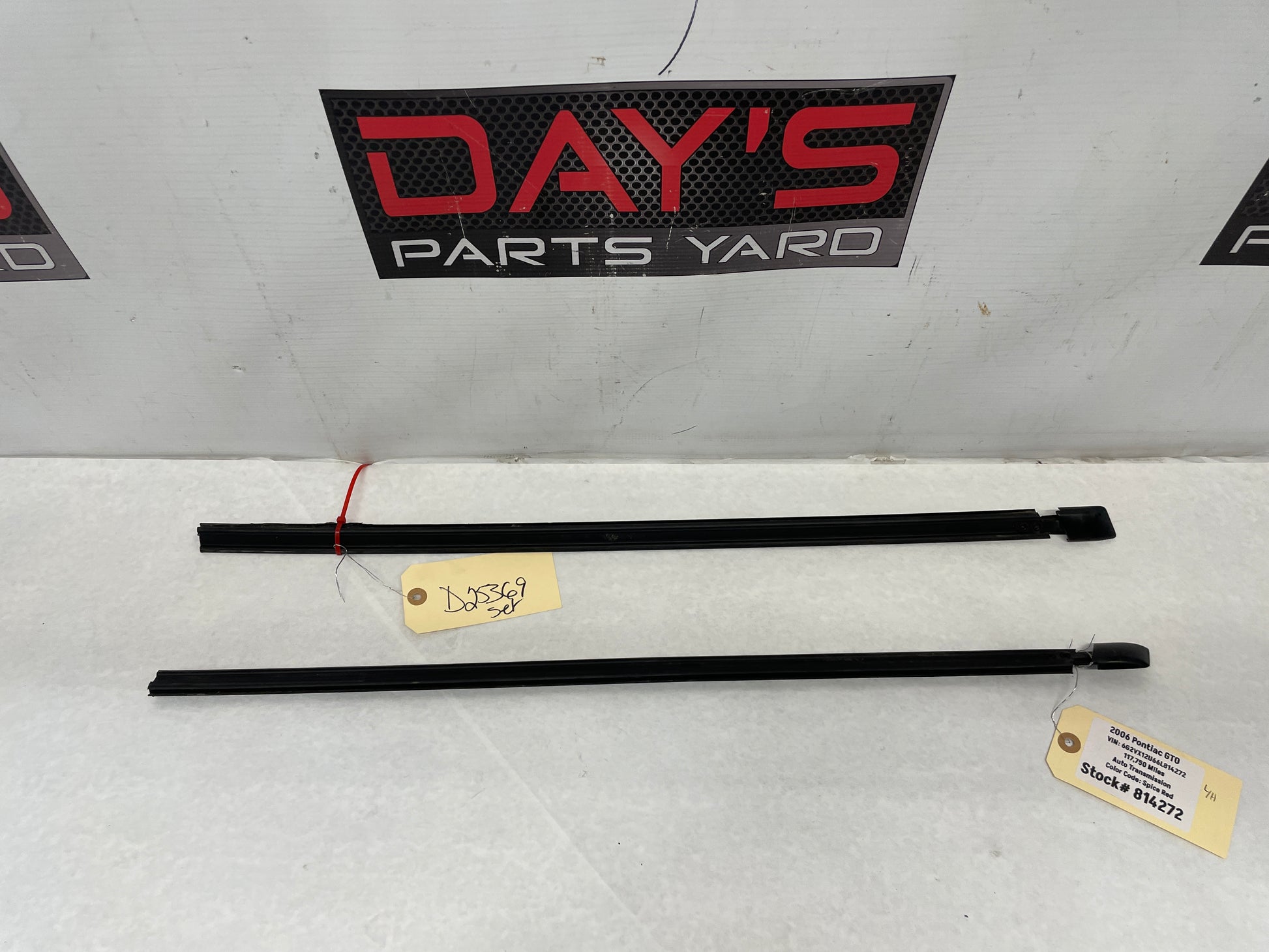 2006 Pontiac GTO RH & LH Rear Window Glass Trim Retainer Moldings OEM - Day's Parts Yard