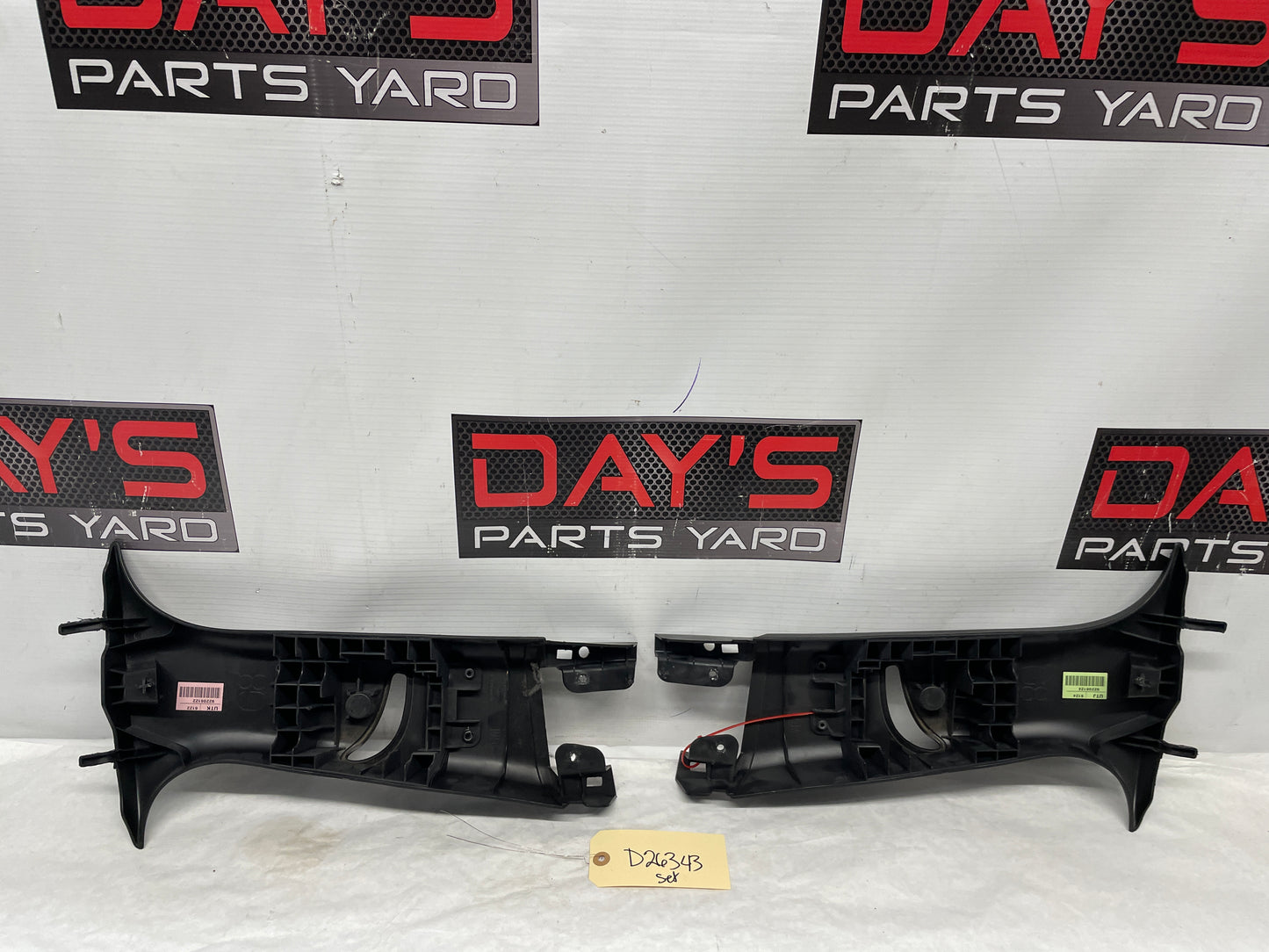 2009 Pontiac G8 GT RH & LH Upper Center B Pillar Trim Cover OEM - Day's Parts Yard