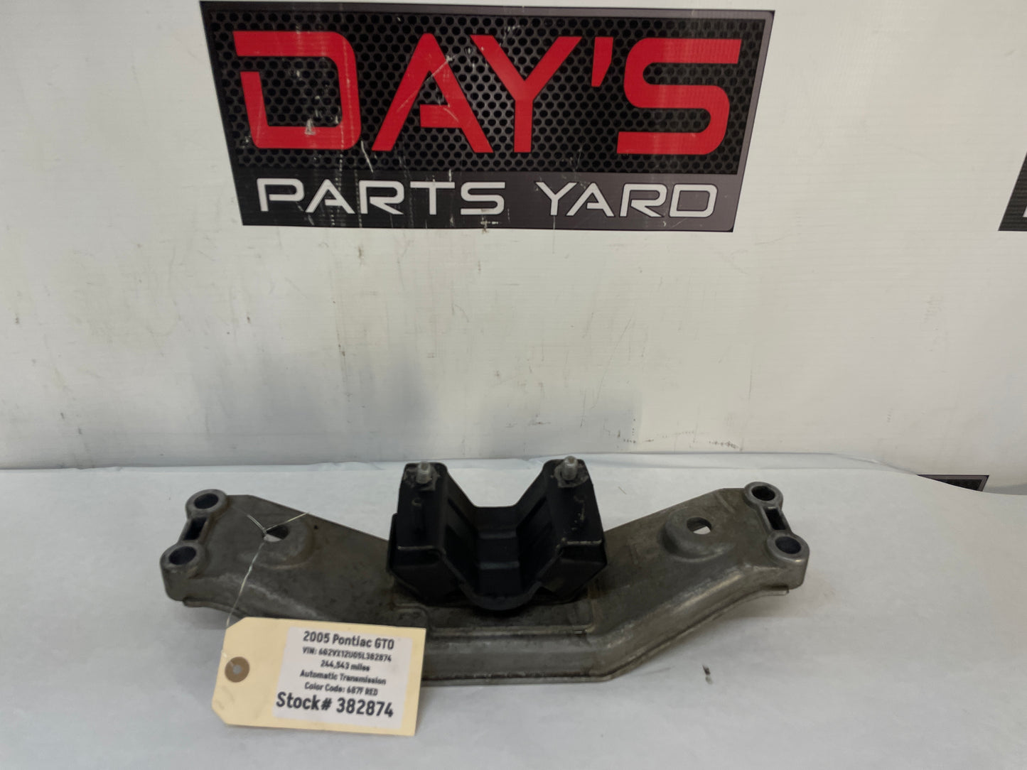 2005 Pontiac GTO 4L65E Automatic Transmission Crossmember Bracket Support OEM - Day's Parts Yard