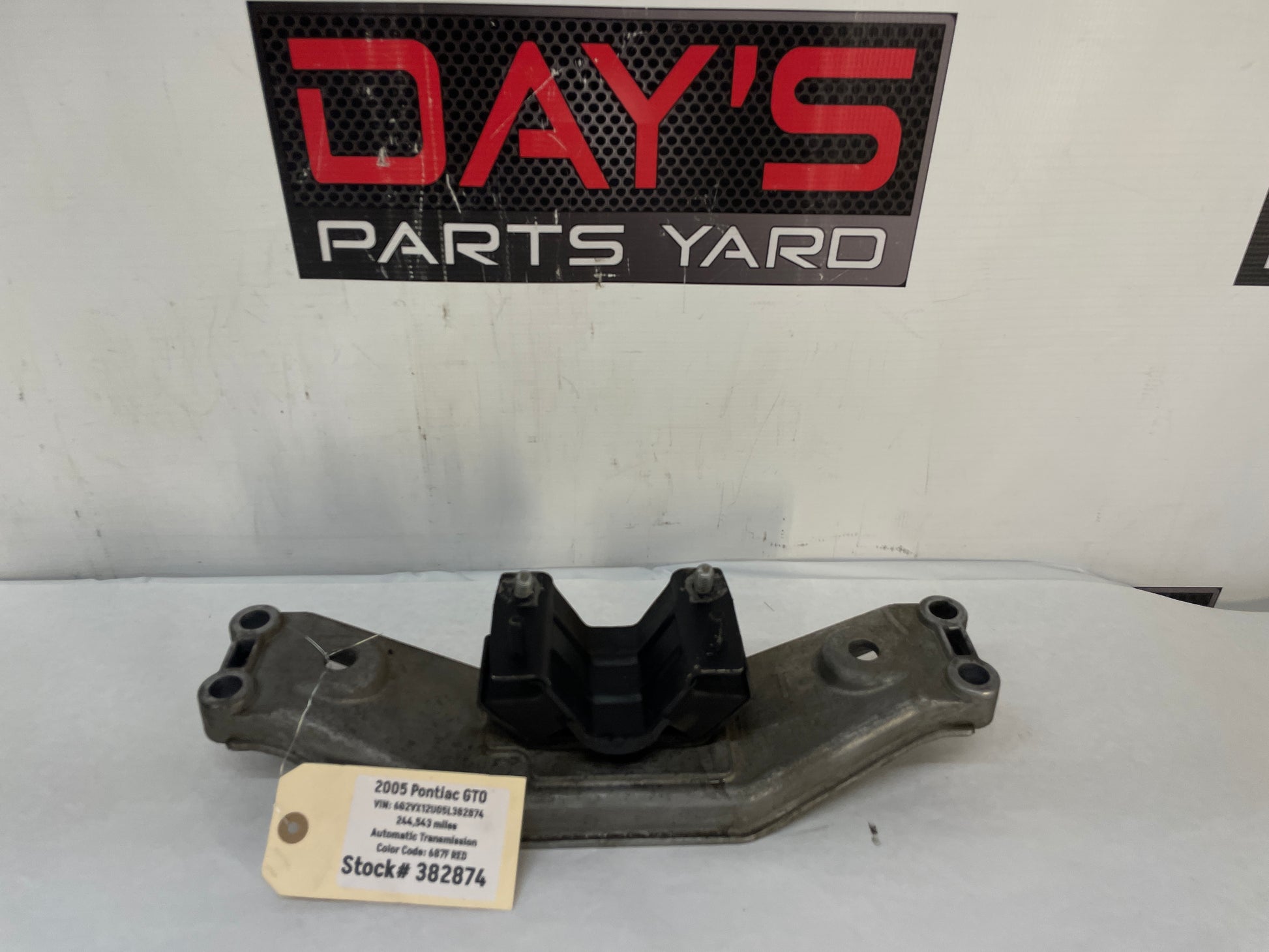 2005 Pontiac GTO 4L65E Automatic Transmission Crossmember Bracket Support OEM - Day's Parts Yard