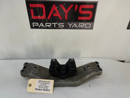 2005 Pontiac GTO 4L65E Automatic Transmission Crossmember Bracket Support OEM - Day's Parts Yard