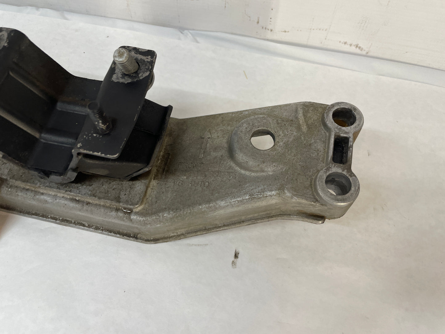 2005 Pontiac GTO 4L65E Automatic Transmission Crossmember Bracket Support OEM - Day's Parts Yard