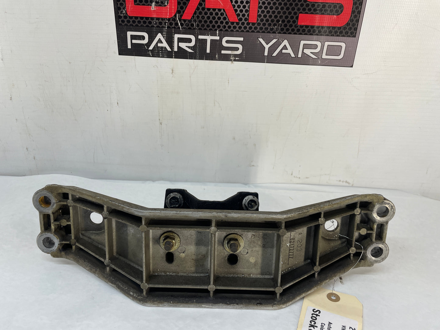 2005 Pontiac GTO 4L65E Automatic Transmission Crossmember Bracket Support OEM - Day's Parts Yard