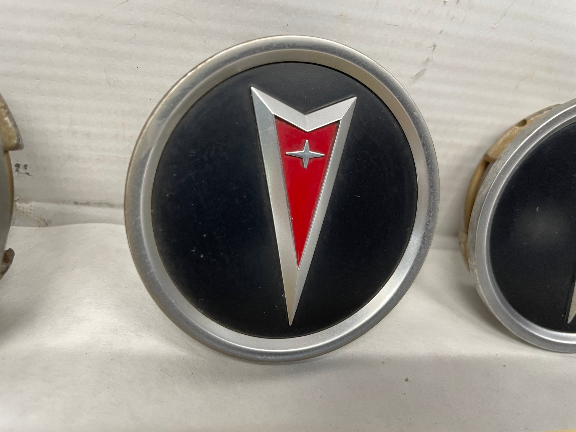 2006 Pontiac GTO Wheel Center Caps OEM - Day's Parts Yard
