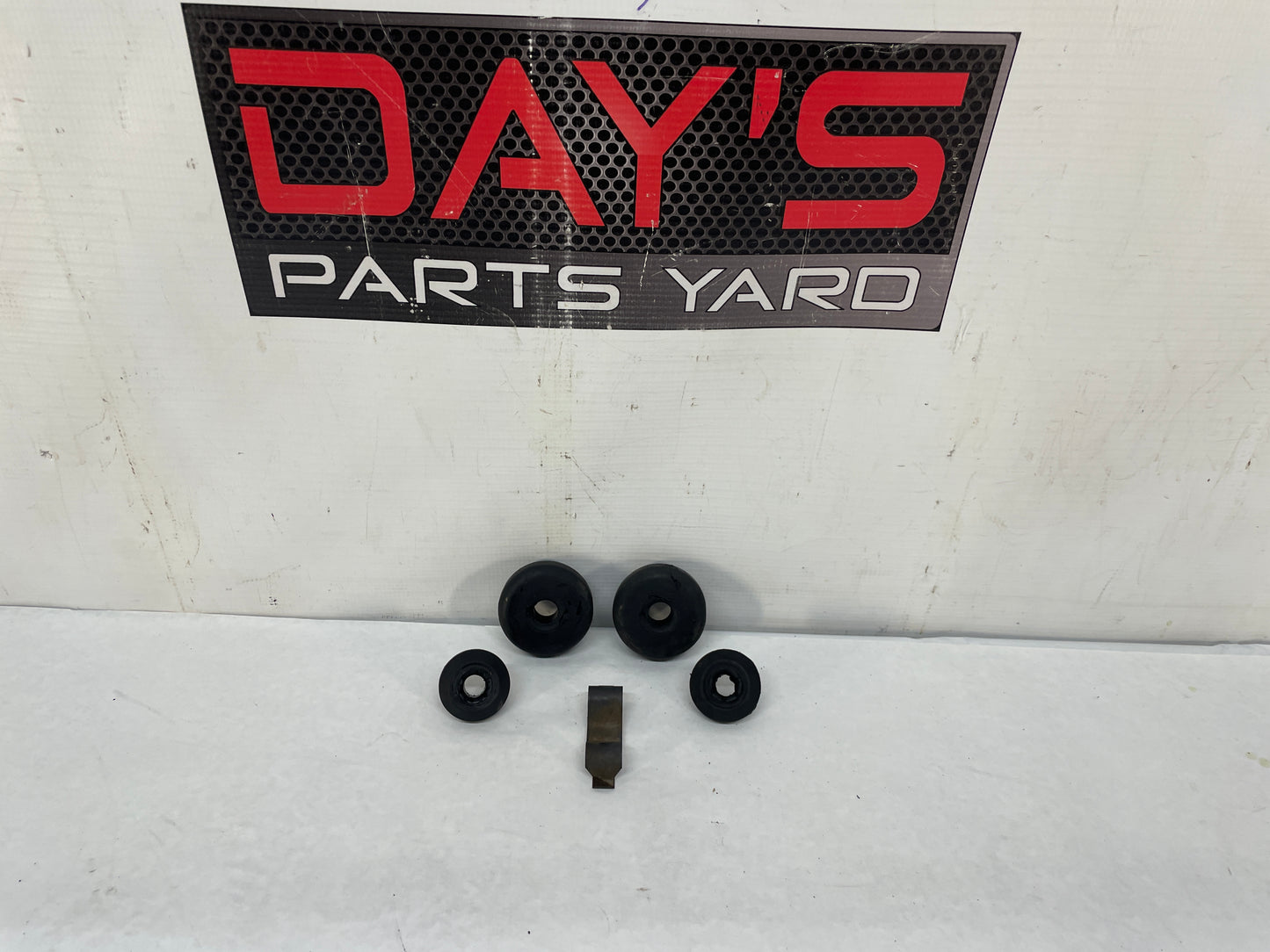 2005 Pontiac GTO Radiator Rubber Bushings Clips Isolators OEM - Day's Parts Yard
