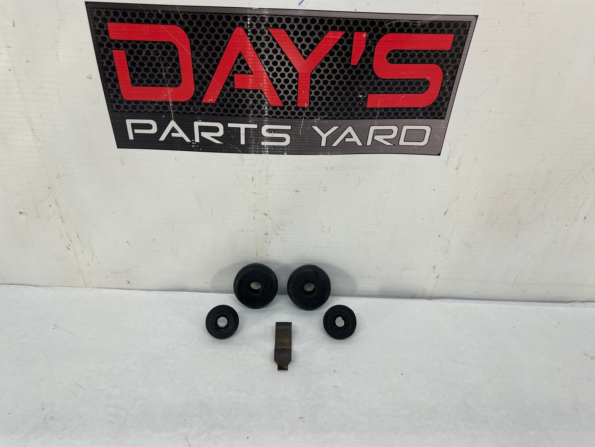 2005 Pontiac GTO Radiator Rubber Bushings Clips Isolators OEM - Day's Parts Yard