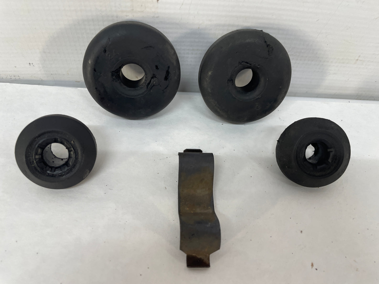 2005 Pontiac GTO Radiator Rubber Bushings Clips Isolators OEM - Day's Parts Yard
