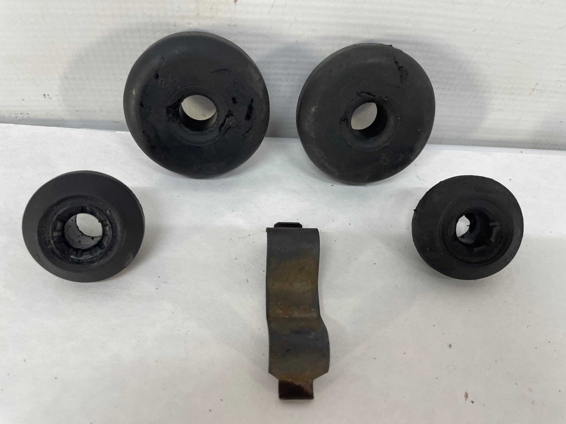 2005 Pontiac GTO Radiator Rubber Bushings Clips Isolators OEM - Day's Parts Yard
