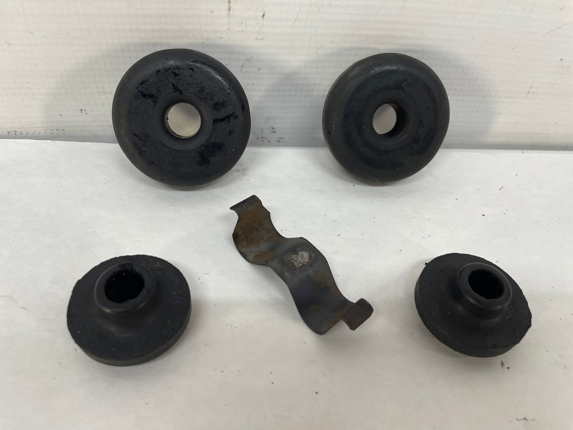 2005 Pontiac GTO Radiator Rubber Bushings Clips Isolators OEM - Day's Parts Yard