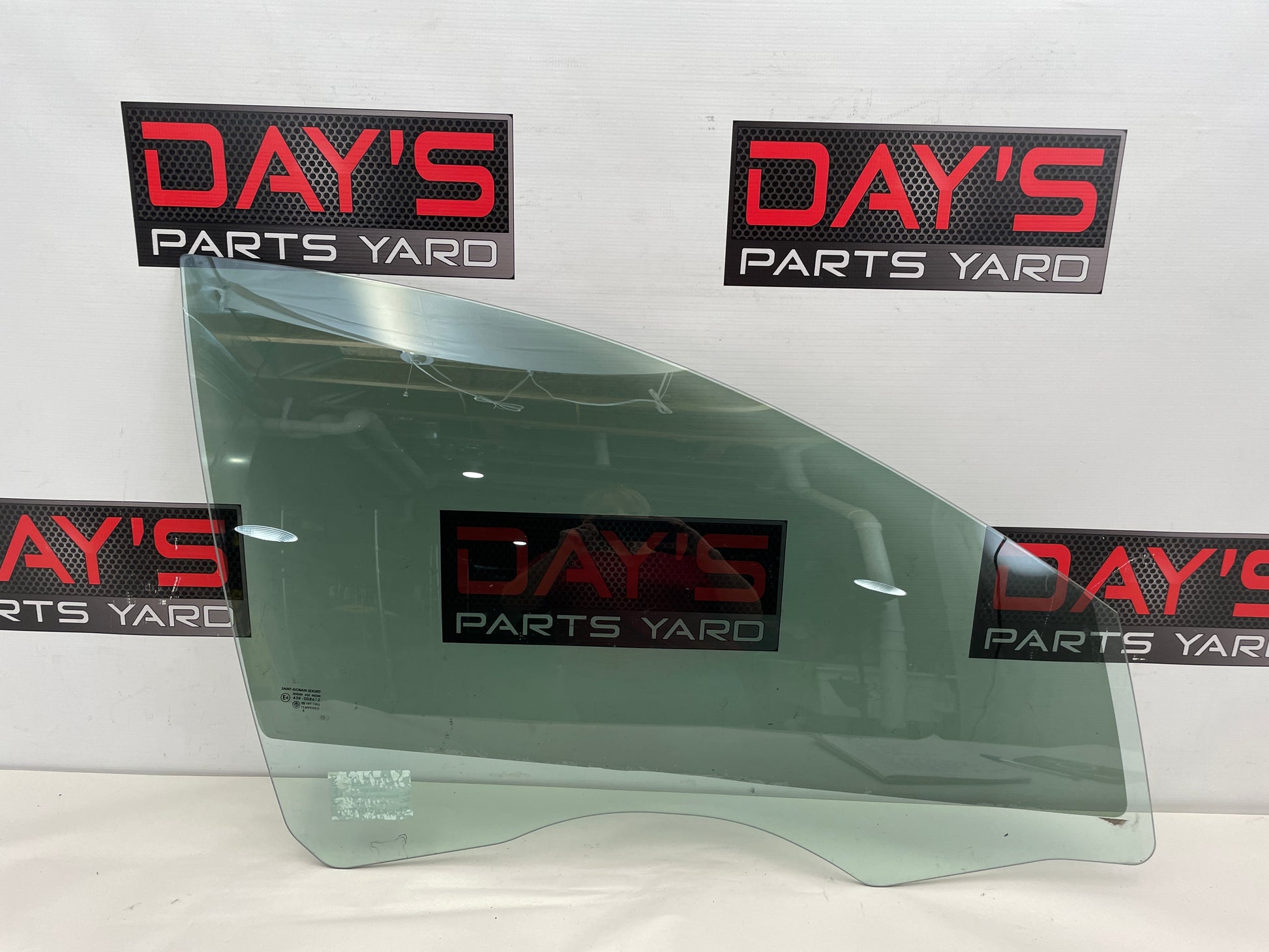2008 Pontiac G8 GT Front RH Passenger Door Window Glass OEM - Day's Parts Yard