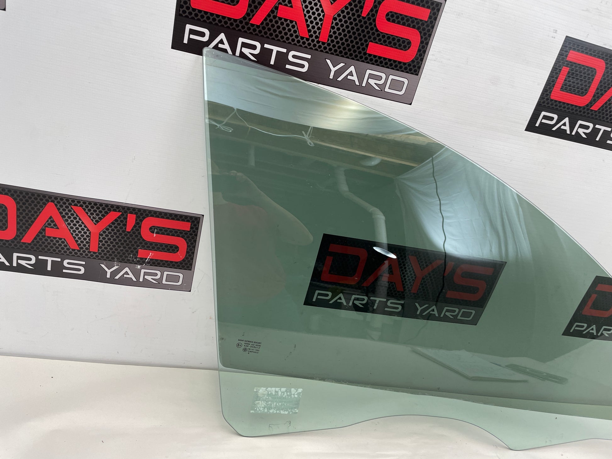 2008 Pontiac G8 GT Front RH Passenger Door Window Glass OEM - Day's Parts Yard