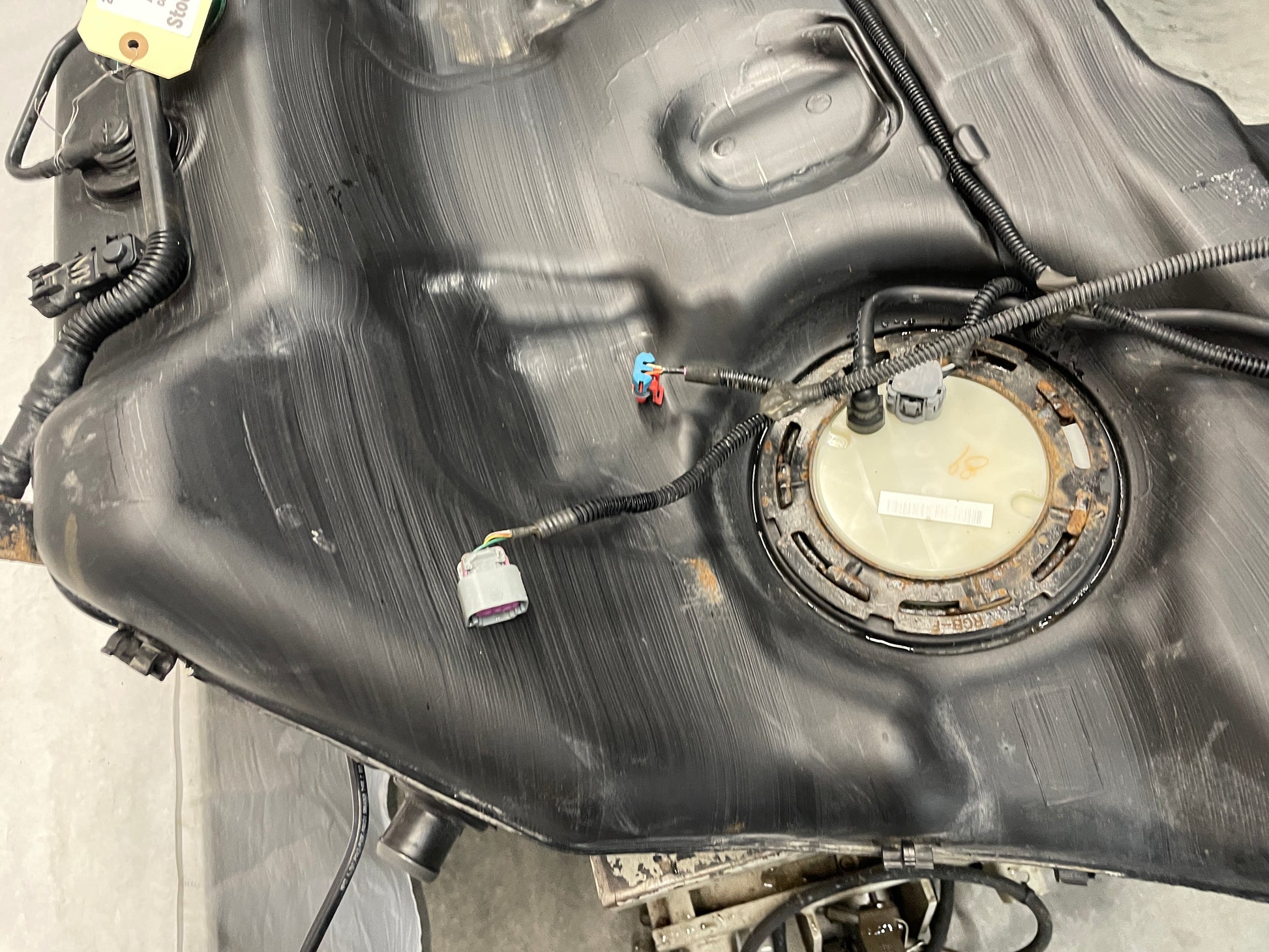 2009 Pontiac G8 Base Fuel Gas Tank w/ Pumps Sending Unit OEM - Day's Parts Yard