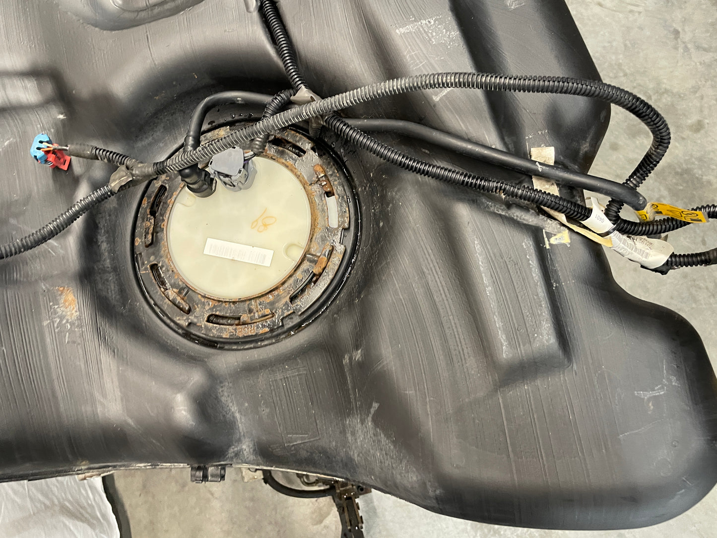 2009 Pontiac G8 Base Fuel Gas Tank w/ Pumps Sending Unit OEM - Day's Parts Yard