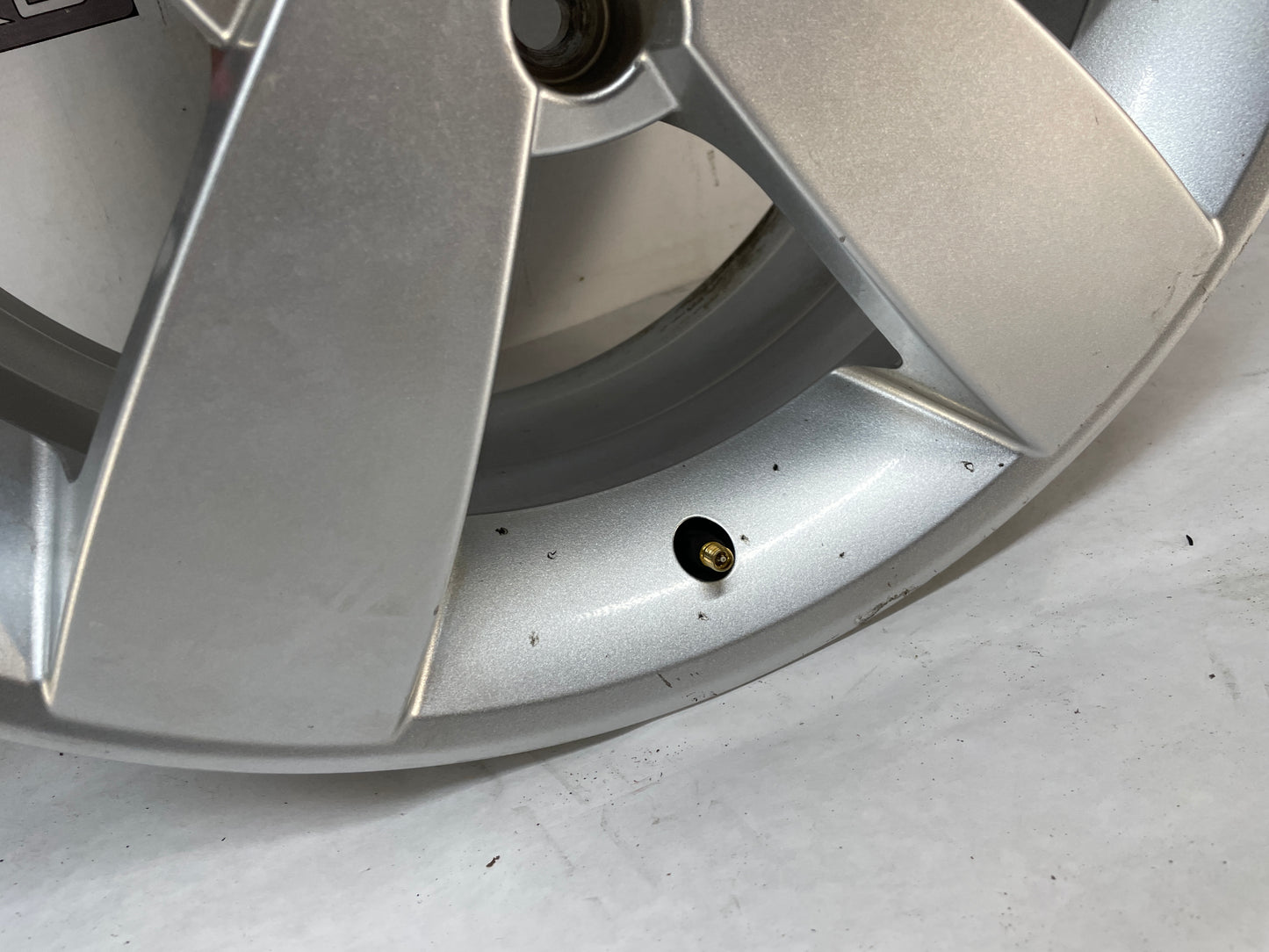 2005 Pontiac GTO Factory OEM Wheel 18X8