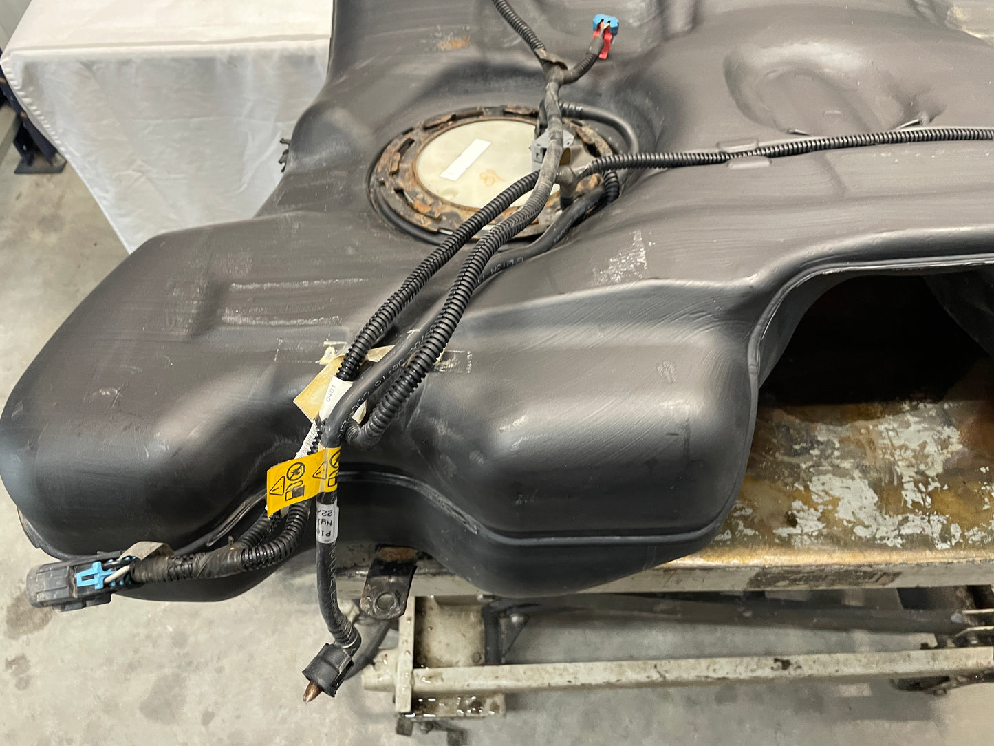 2009 Pontiac G8 Base Fuel Gas Tank w/ Pumps Sending Unit OEM - Day's Parts Yard