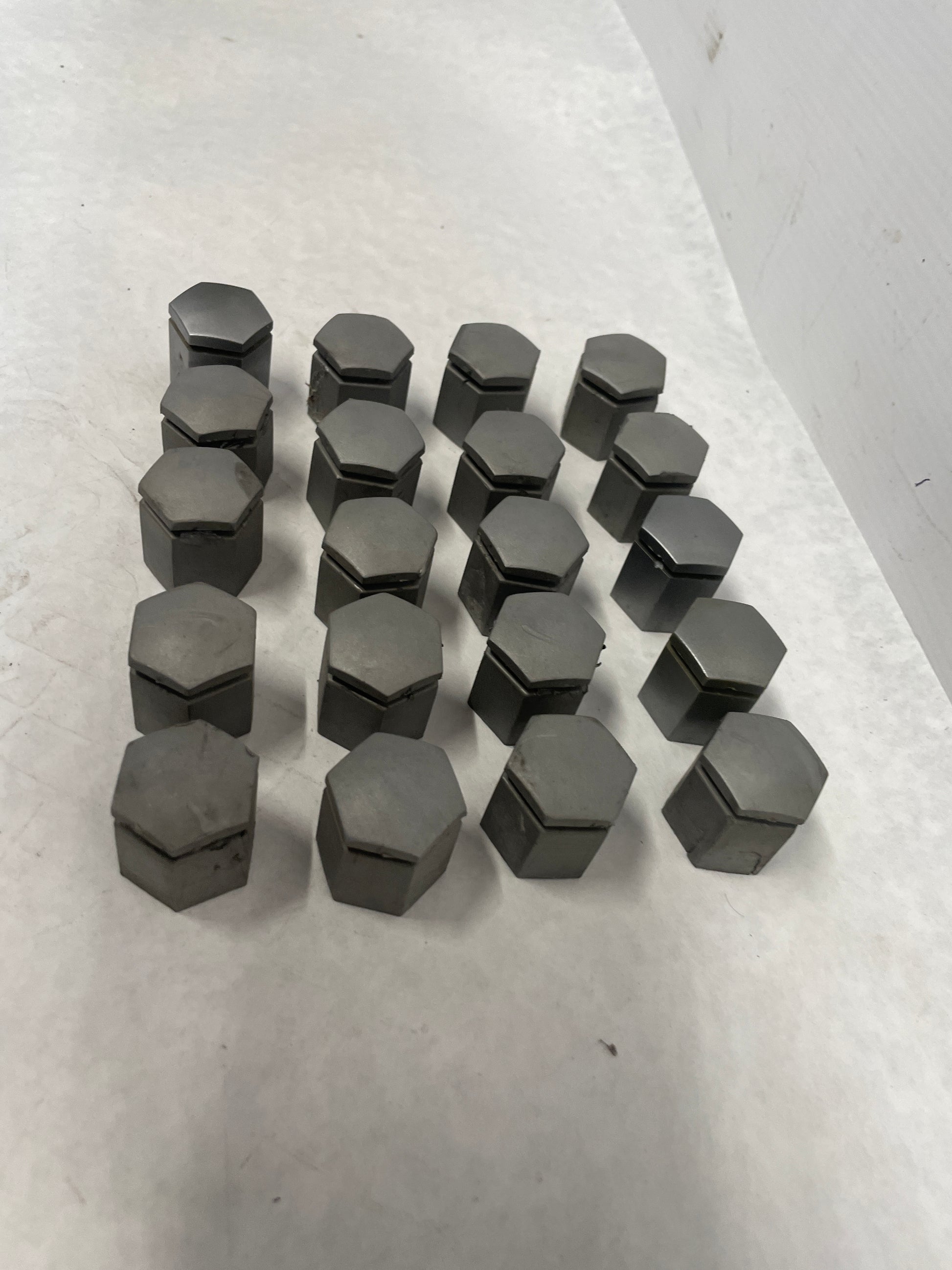 2006 Pontiac GTO Lug Nut Cover Set OEM - Day's Parts Yard