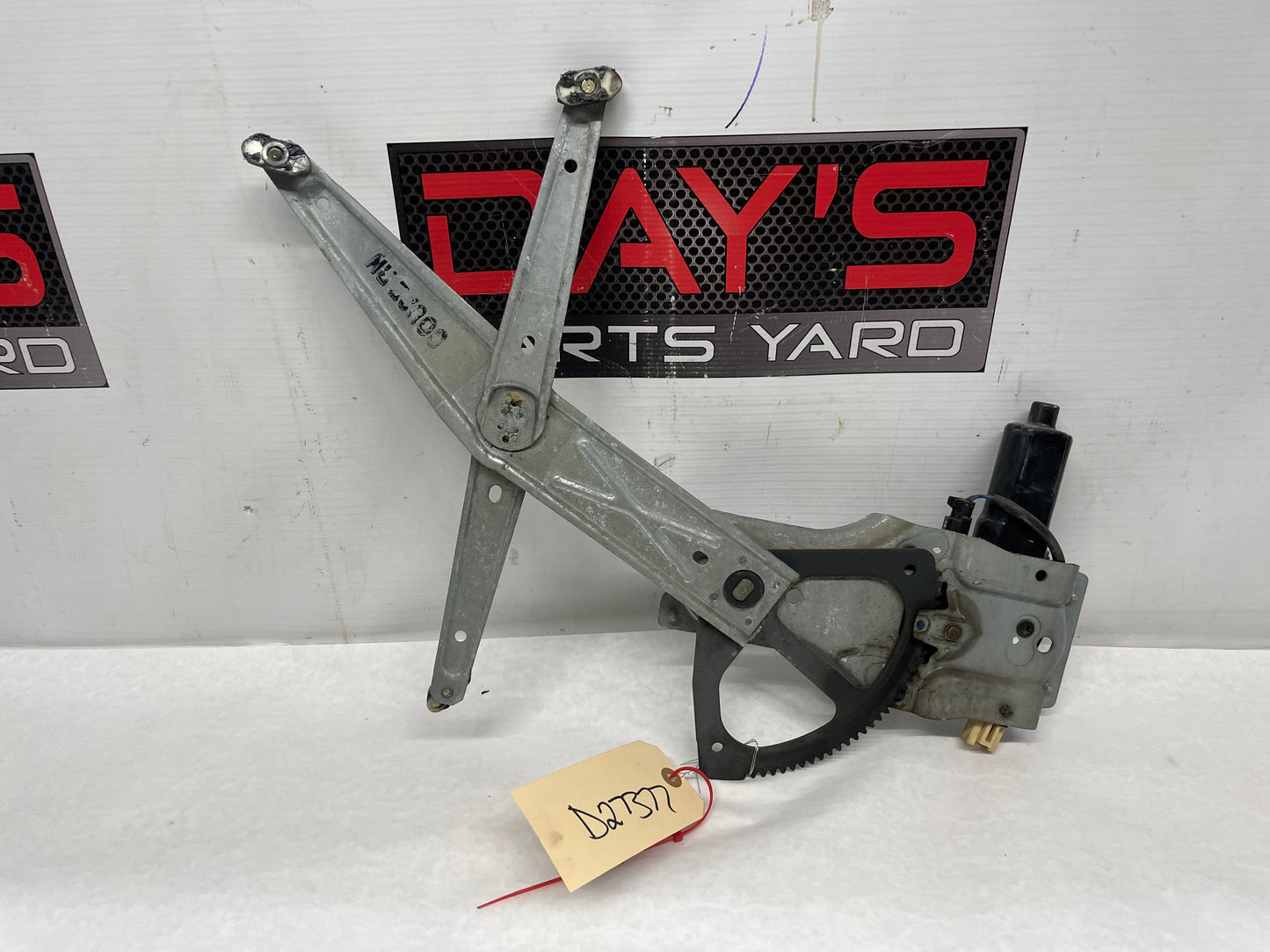 2005 Pontiac GTO RH Passenger Window Regulator w/ Motor OEM - Day's Parts Yard