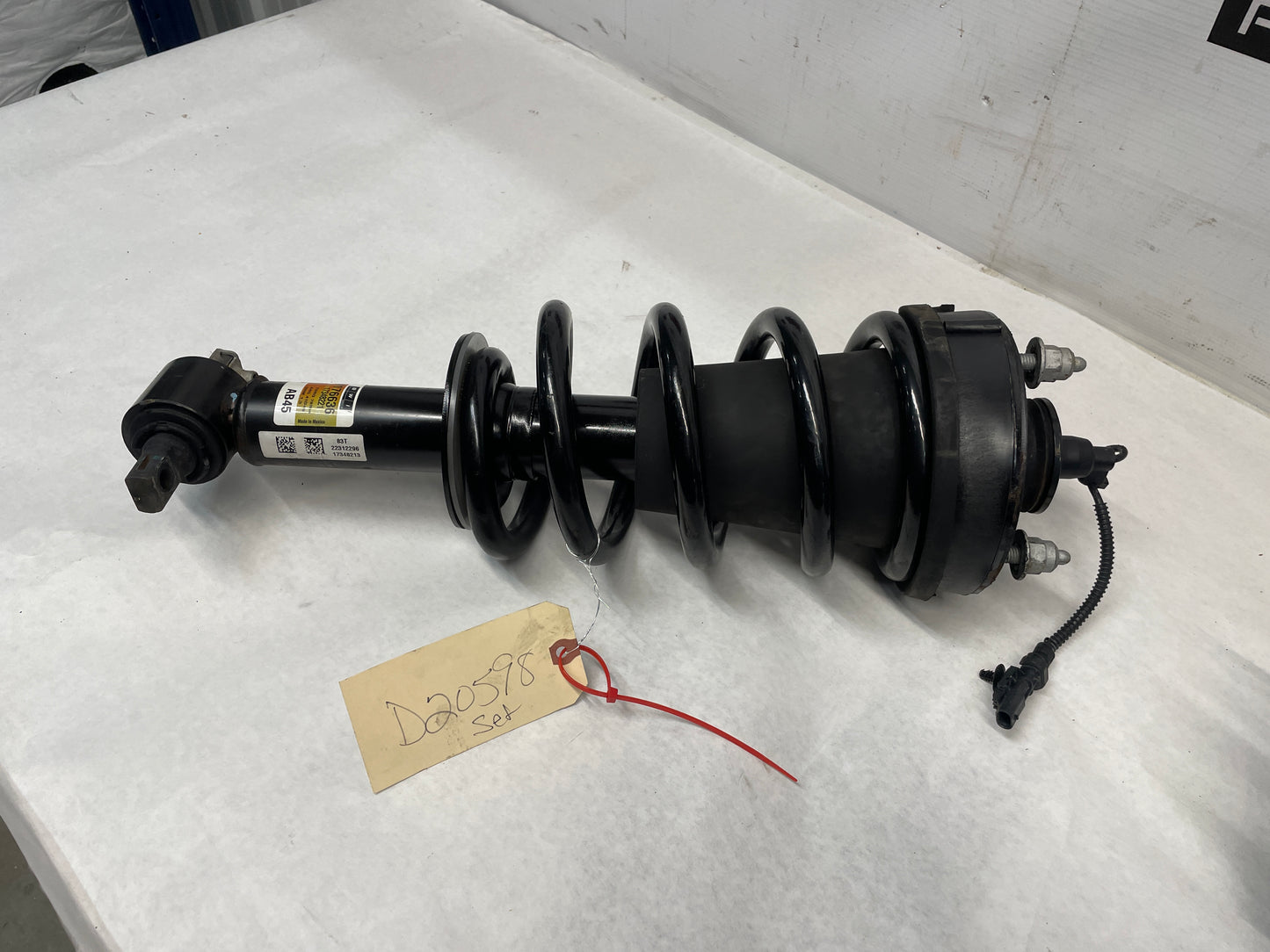 2018 Cadillac Escalade RH & LH Front Air Ride Strut Shock Spring Absorber OEM