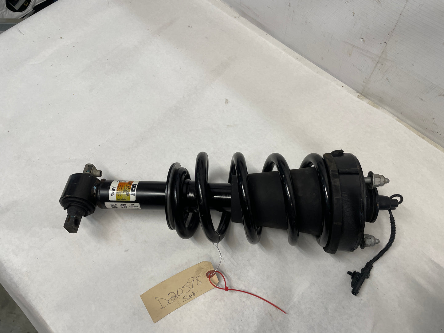 2018 Cadillac Escalade RH & LH Front Air Ride Strut Shock Spring Absorber OEM