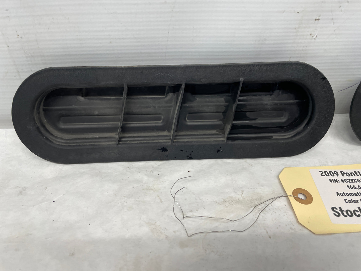 2009 Pontiac G8 GT RH & LH Hood Vent Insert Duct Rubber Trim OEM - Day's Parts Yard