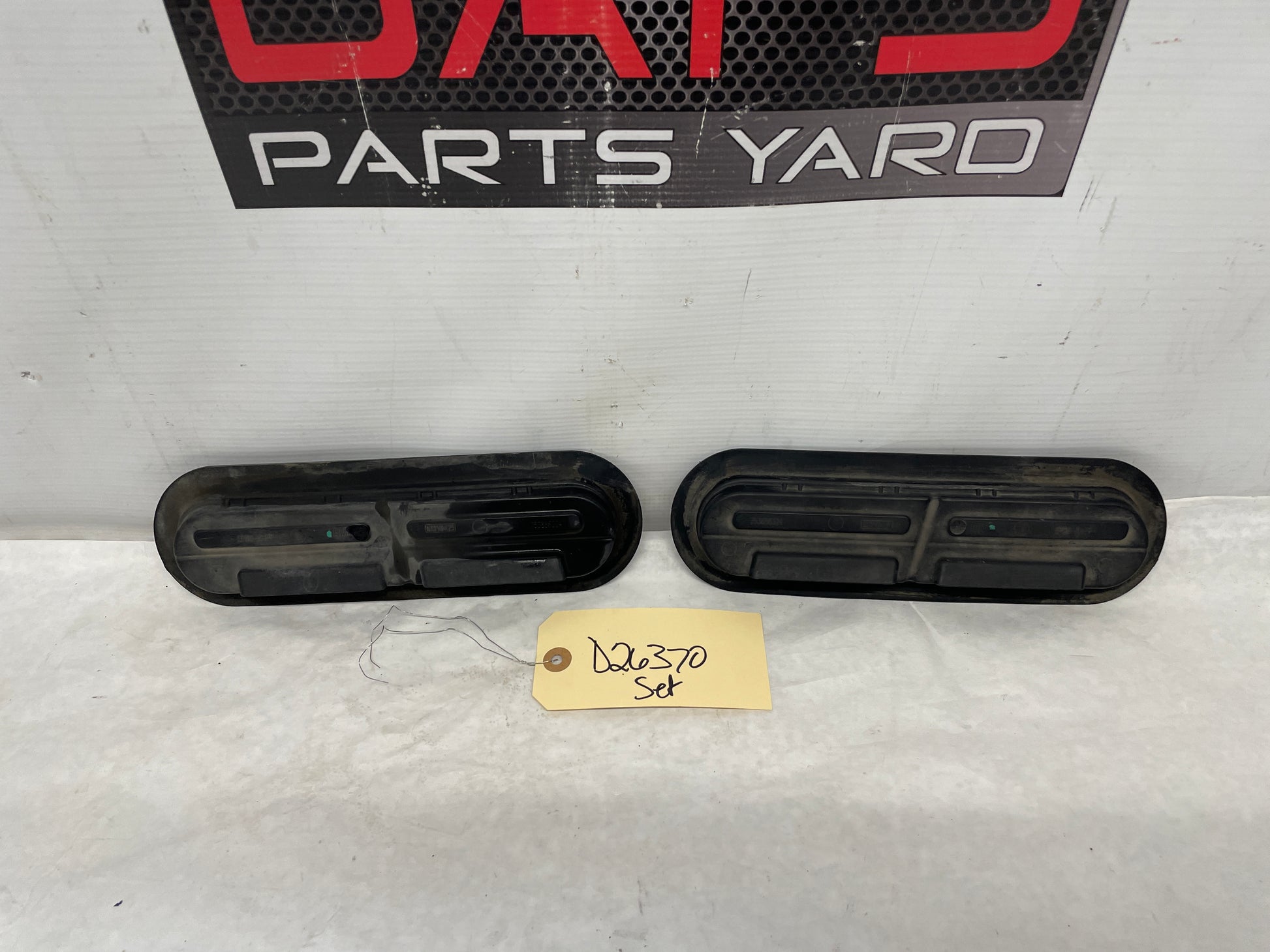 2009 Pontiac G8 GT RH & LH Hood Vent Insert Duct Rubber Trim OEM - Day's Parts Yard