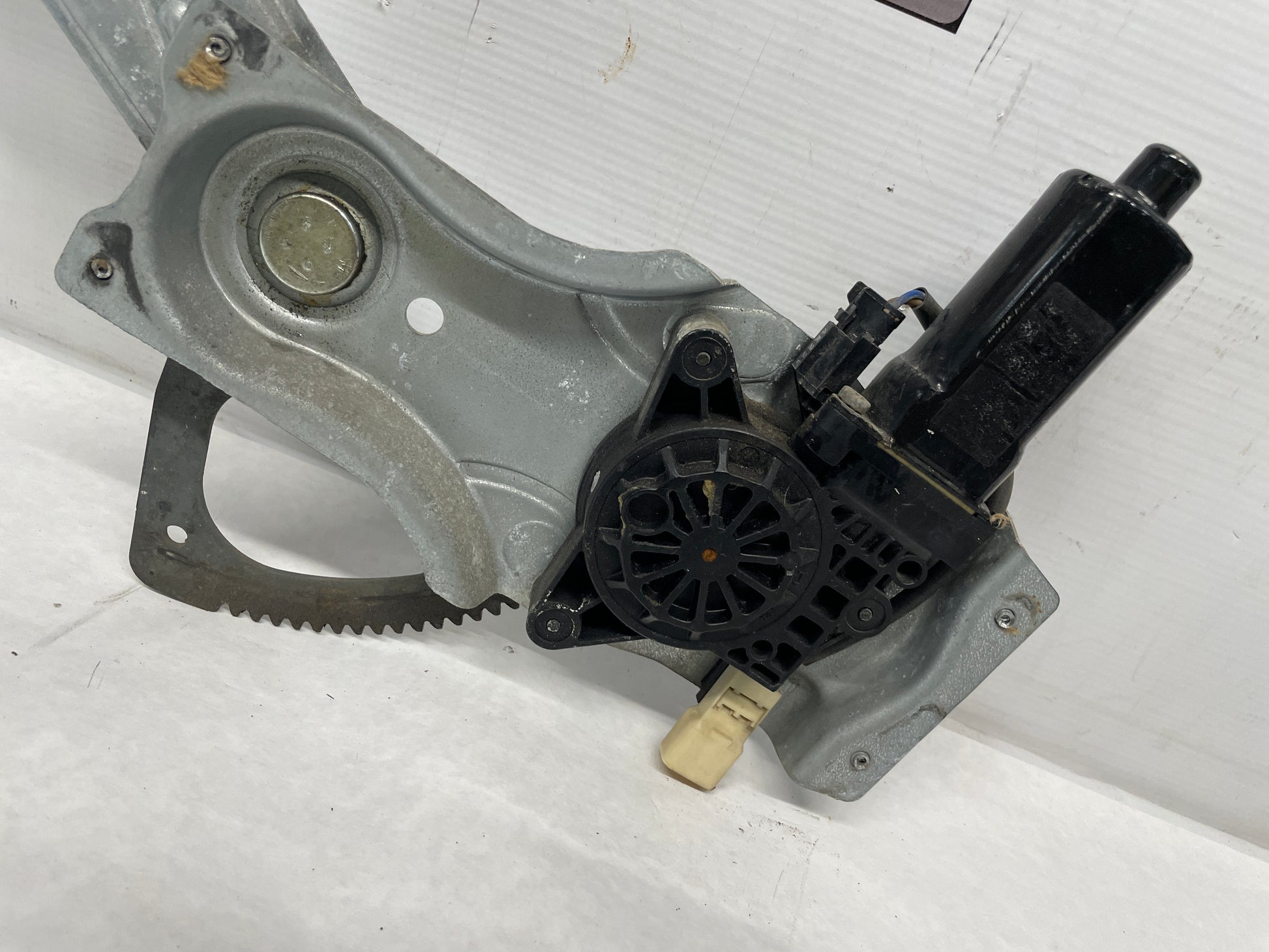 2005 Pontiac GTO LH Driver Front Window Regulator Motor OEM - Day's Parts Yard