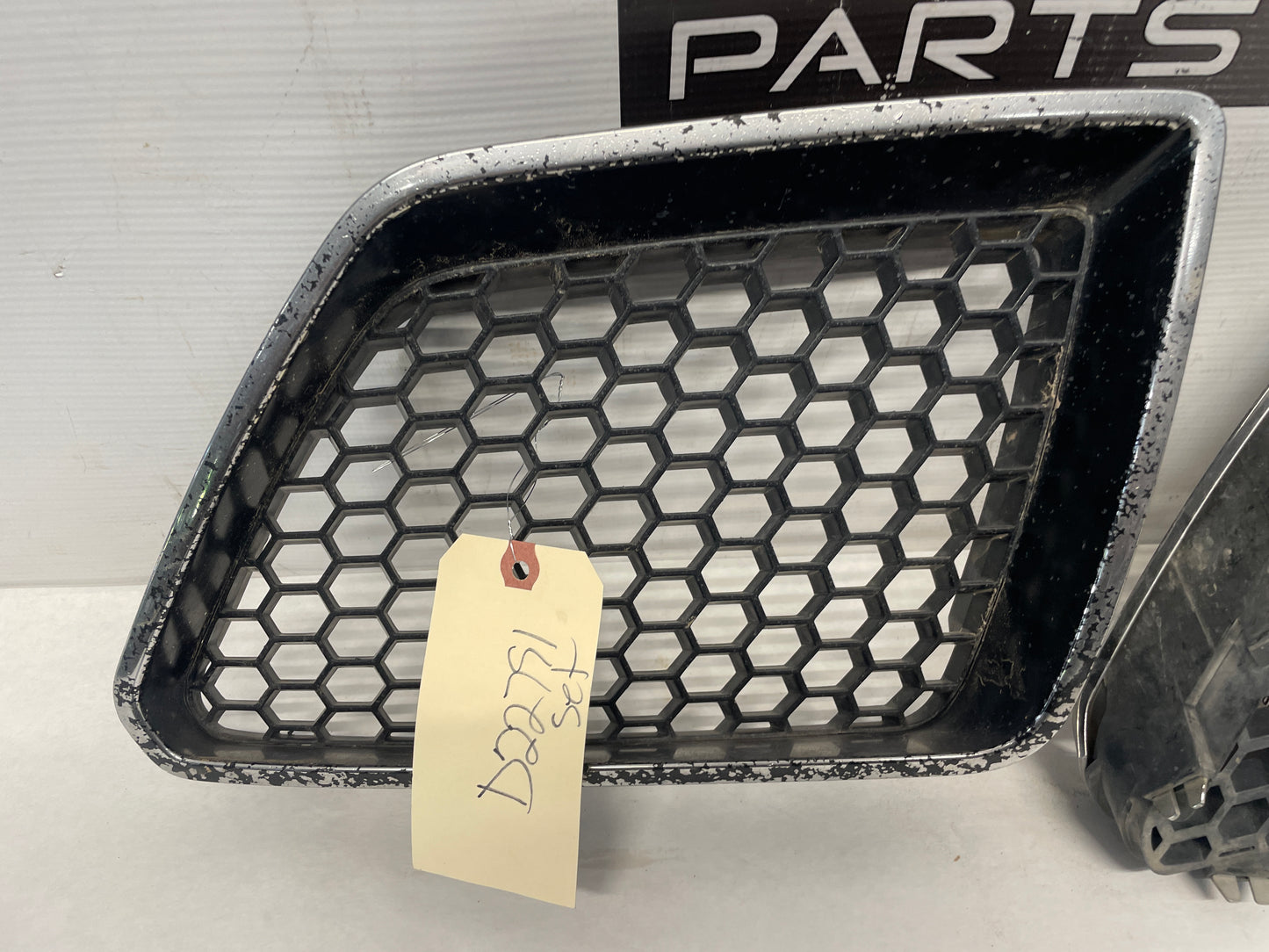 2009 Pontiac G8 GT RH & LH Front Bumper Kidney Upper Grille Inserts OEM