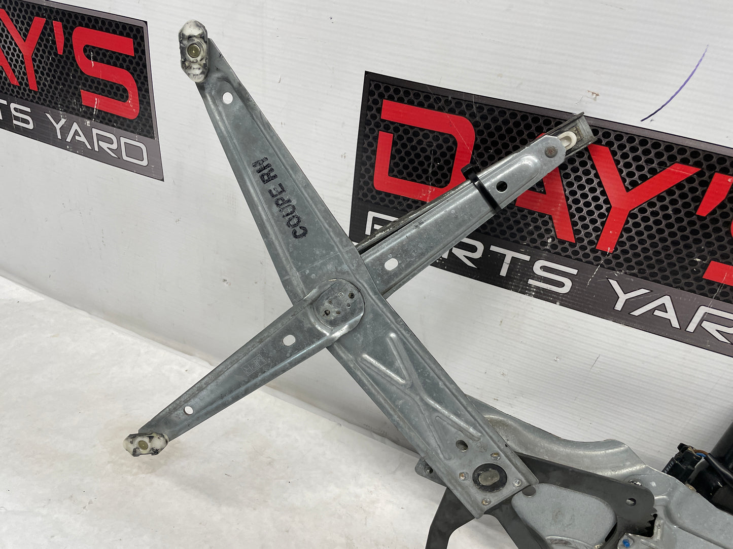 2006 Pontiac GTO RH Passenger Window Regulator w/ Motor OEM - Day's Parts Yard