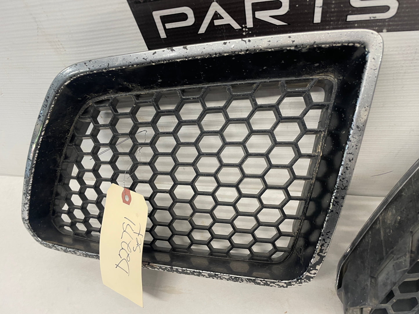 2009 Pontiac G8 GT RH & LH Front Bumper Kidney Upper Grille Inserts OEM