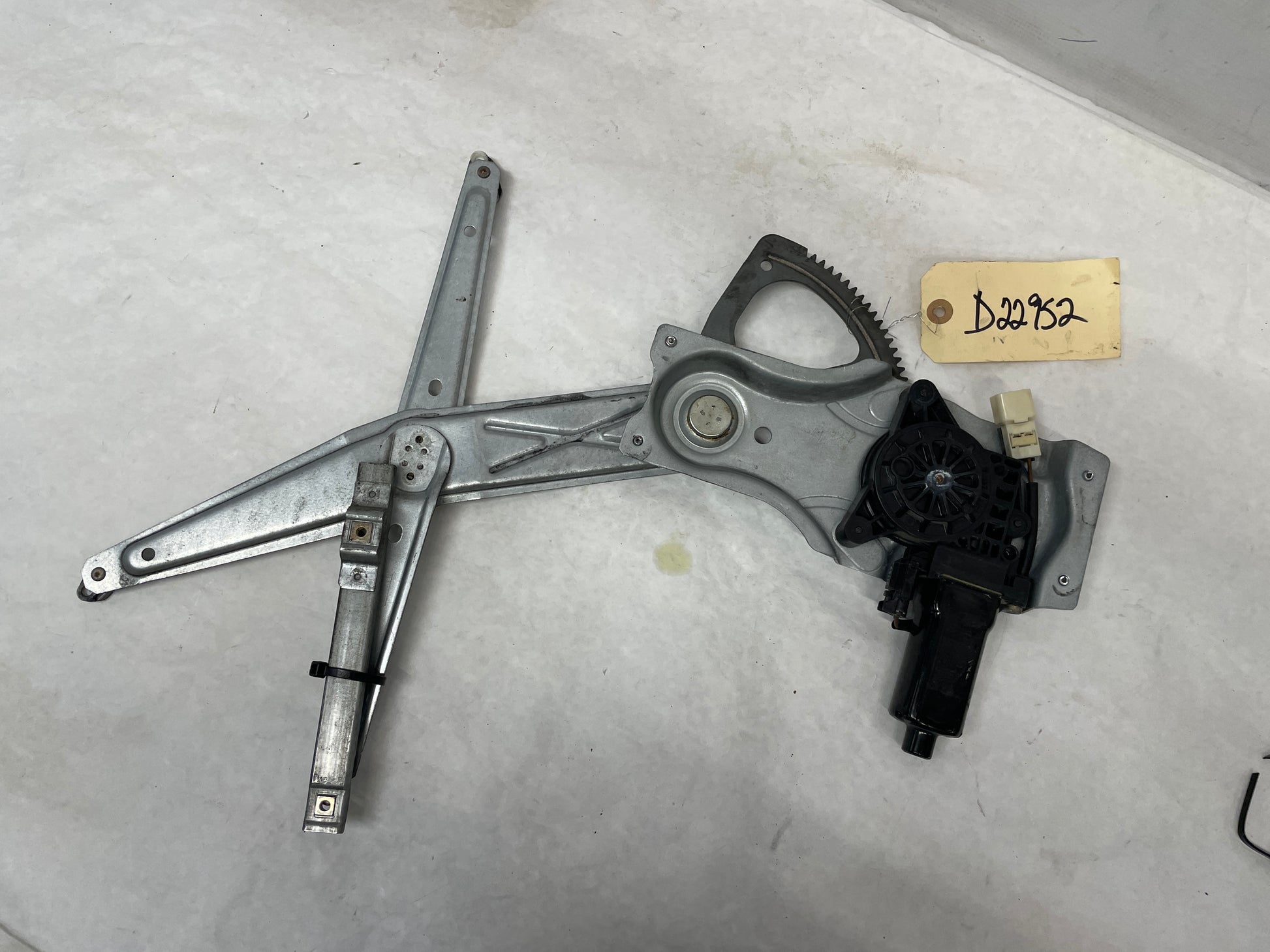 2006 Pontiac GTO RH Passenger Window Regulator w/ Motor OEM - Day's Parts Yard