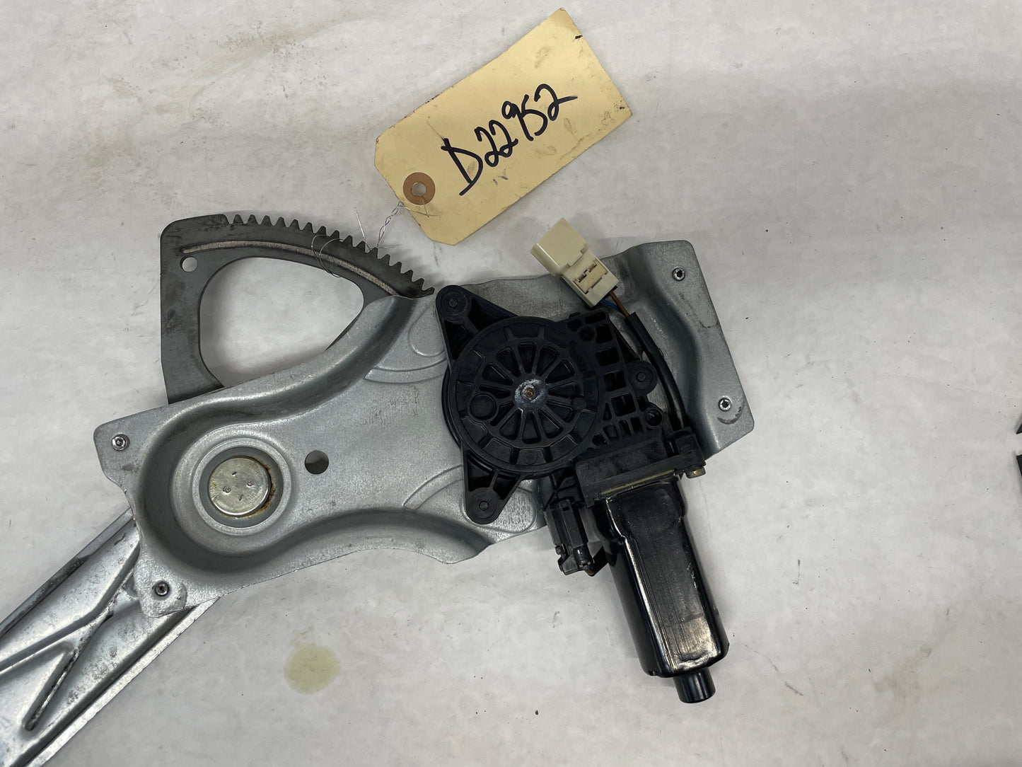 2006 Pontiac GTO RH Passenger Window Regulator w/ Motor OEM - Day's Parts Yard