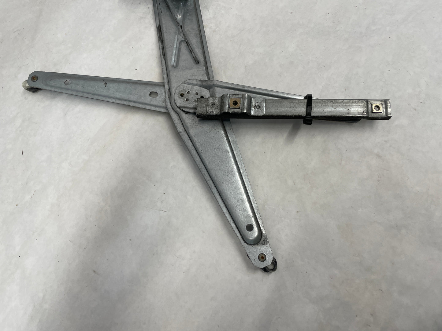 2006 Pontiac GTO RH Passenger Window Regulator w/ Motor OEM - Day's Parts Yard