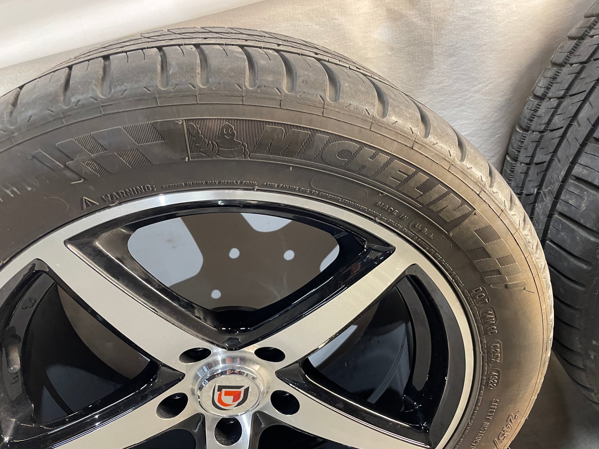 2005 Pontiac GTO Aftermarket Wheel w/ Micheiln Pilot Sport Tires 17X7.5  245/45ZR17 - Day's Parts Yard