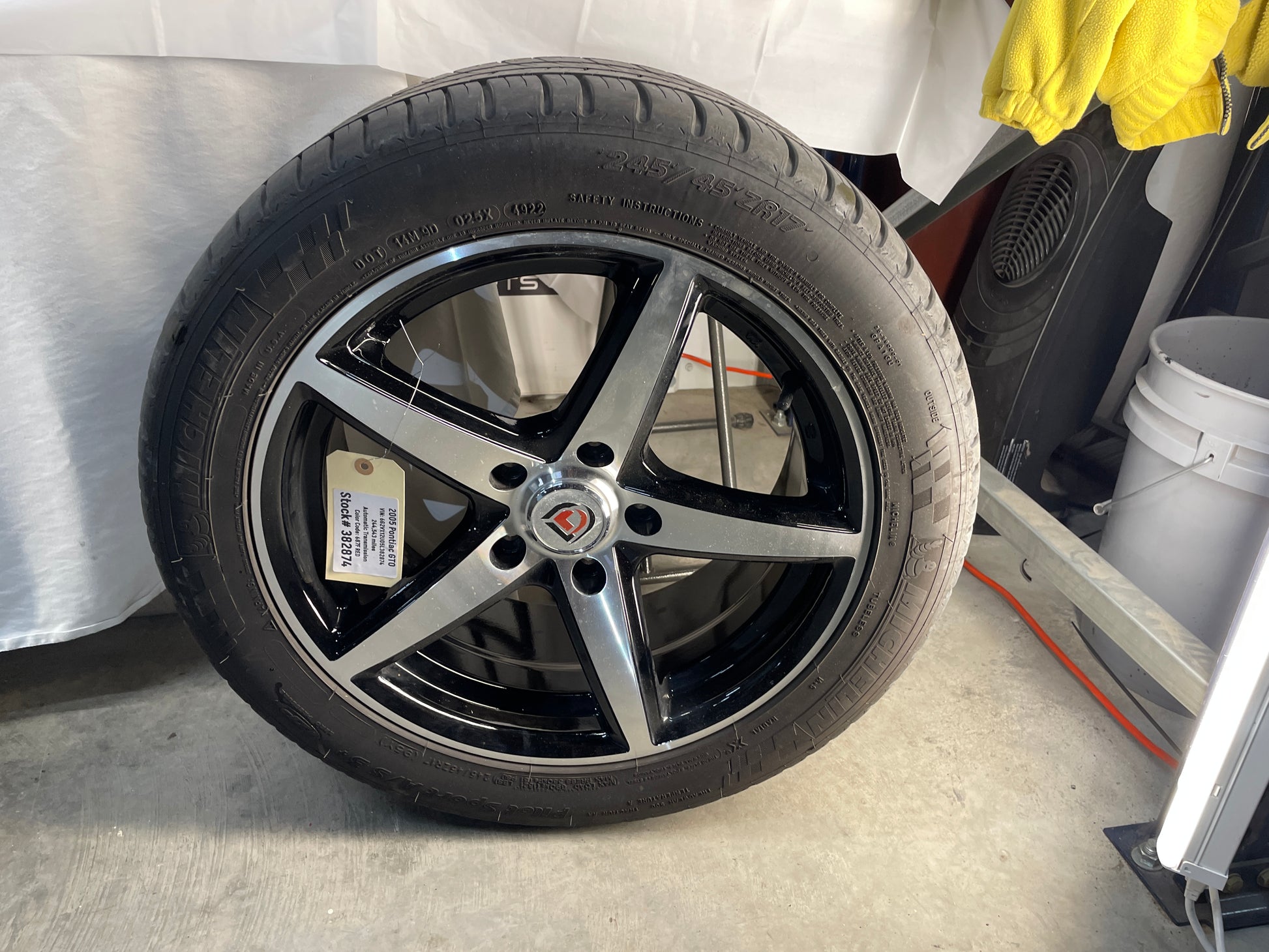 2005 Pontiac GTO Aftermarket Wheel w/ Micheiln Pilot Sport Tires 17X7.5  245/45ZR17 - Day's Parts Yard