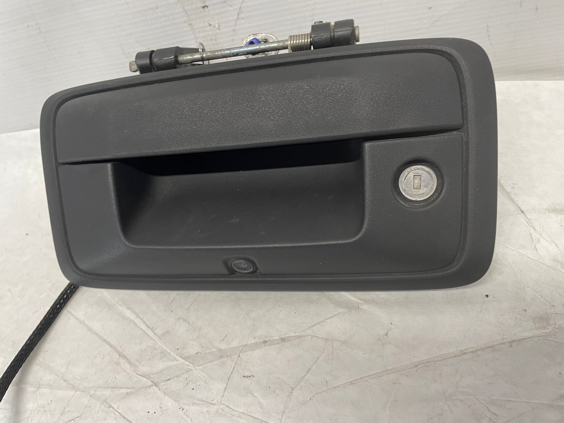 2015 Chevy Silverado K1500 Tailgate Handle w/ Back Up Camera OEM - Day's Parts Yard