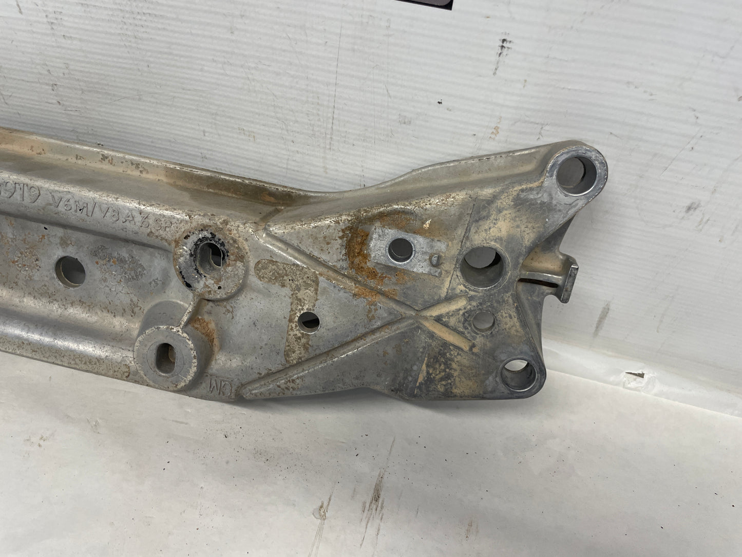 2009 Pontiac G8 GT 6L80E Automatic Transmission Crossmember Bracket Mount Support OEM